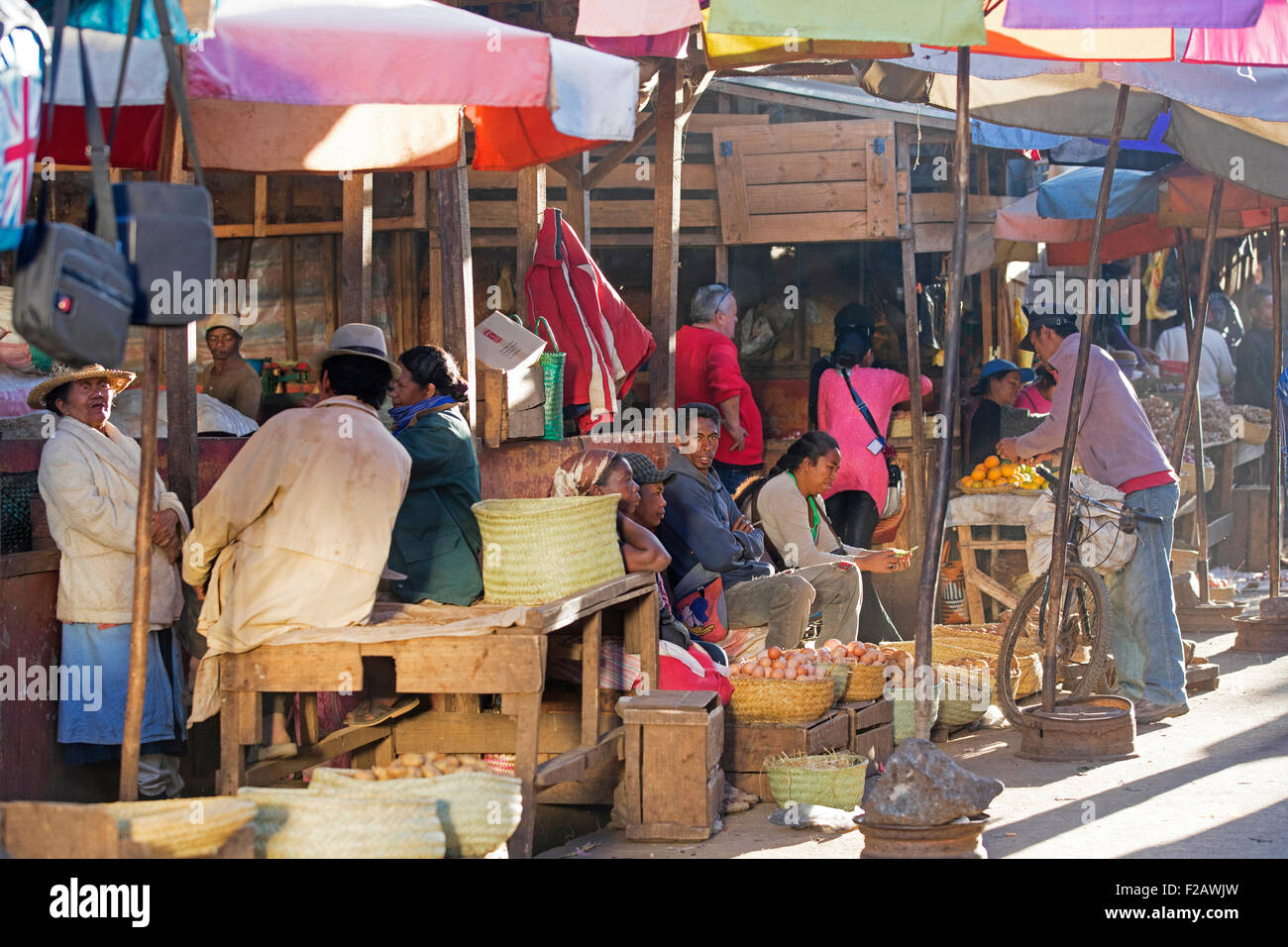 Un malgascio ambulanti per la vendita di frutta e verdura sul mercato giornaliero in città Antsirabe, Vakinankaratra, Madagascar, Africa Foto Stock