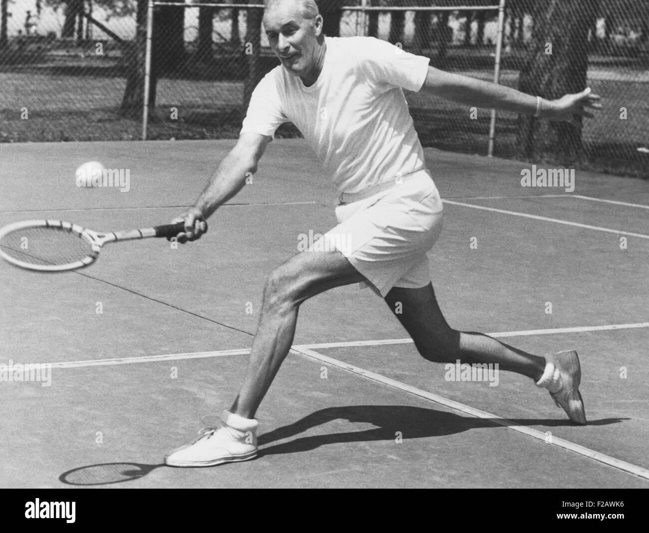 Bill Tilden, ex campionessa di tennis, a 58 anni al Parco Lakewood, Ohio. Giugno 1951. Egli era la pratica per la Pro Torneo di Tennis, con il sindaco A. I. Kauffman. (CSU 2015 11 1333) Foto Stock