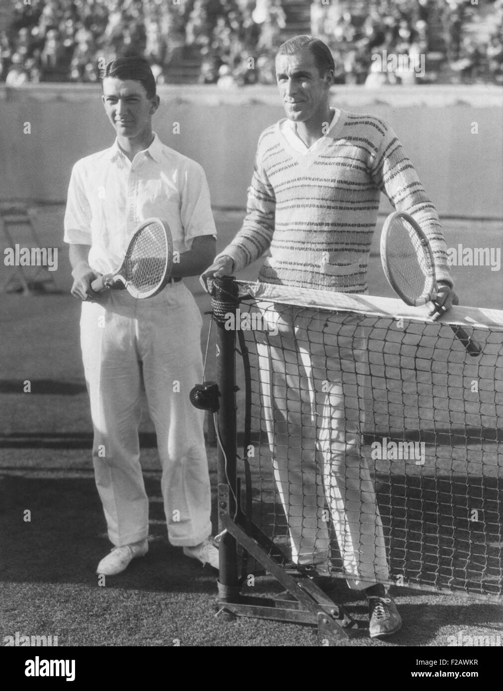 John Van Ryn e Bill Tilden (sinistra) a 45th National Lawn Tennis Tournament a Forest Hills, NYC. Settembre 13, 1926. Campione in carica Tilden ha vinto in quattro set su Van Ryn, mentre si sta giocando con un ginocchio infortunato. Tilden non rendono in finale. (CSU 2015 11 1320) Foto Stock