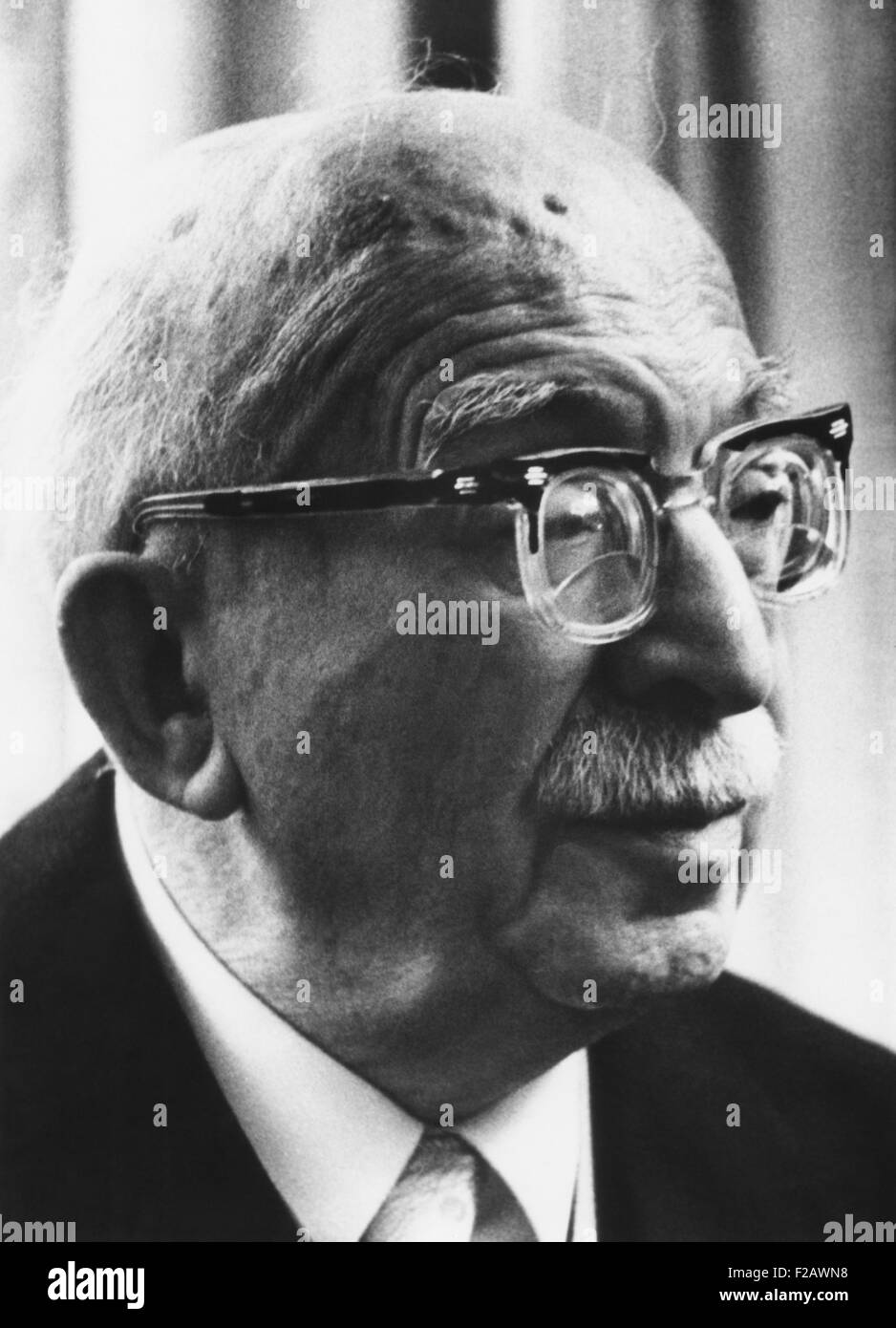 Arnold Zweig, Tedesco scrittore ebreo lasciato la Germania nel 1933, e restituiti alla Germania orientale nel 1948. Egli divenne un membro del parlamento europeo Foto Stock