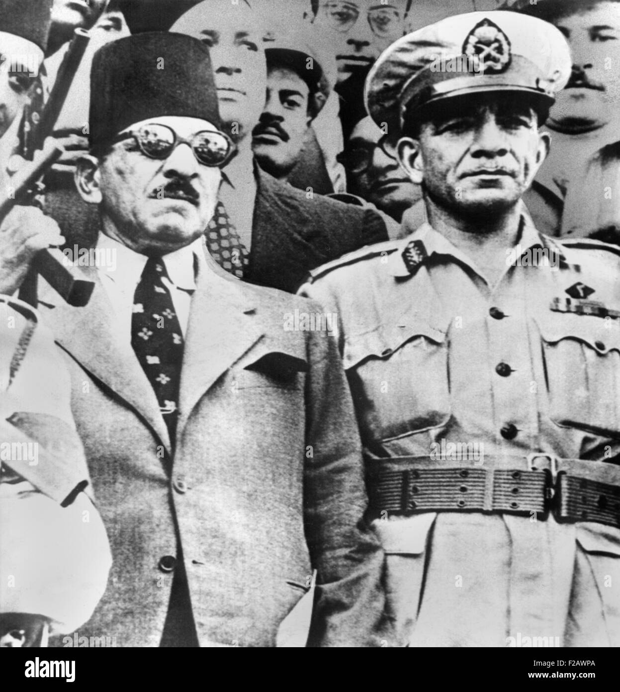 Muhammad Naguib con il premier egiziano Ali Maher, che è stato nominato da Re Farouk, nel 1952. Muhammad Naguib comandato truppe egiziane durante la palestina guerra nel 1948. (CSU 2015 11 1245) Foto Stock