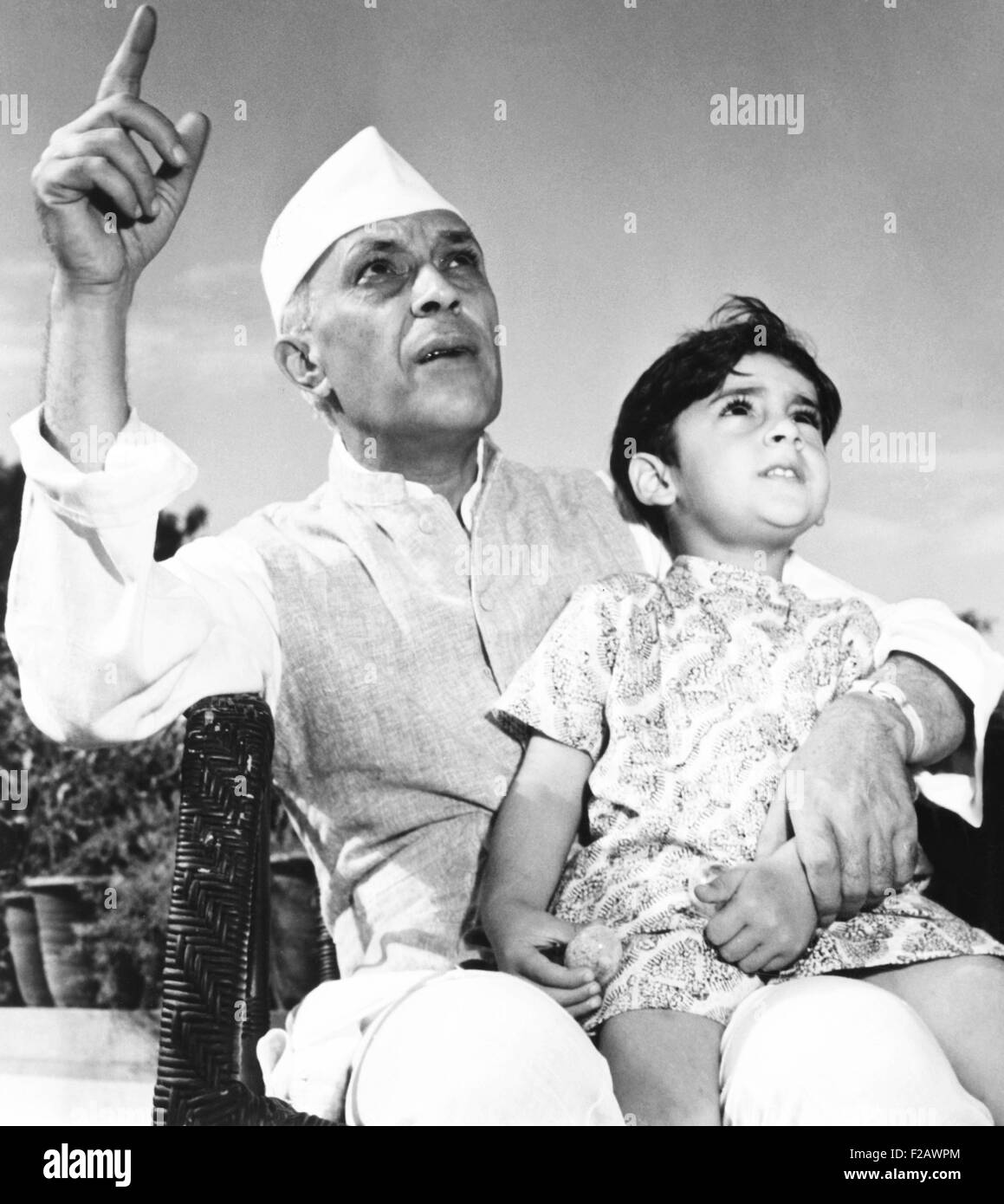 Jawaharlal Nehru, Premier dell India, è mostrato a parlare con il suo 3-anno-vecchio nipote, Rajiva Gandhi. Rajiva divenne il settimo Primo Ministro dell'India, dal 1984 al 1989. Egli è stato ucciso durante la campagna elettorale per il 21 maggio, 1991. (CSU 2015 11 1238) Foto Stock