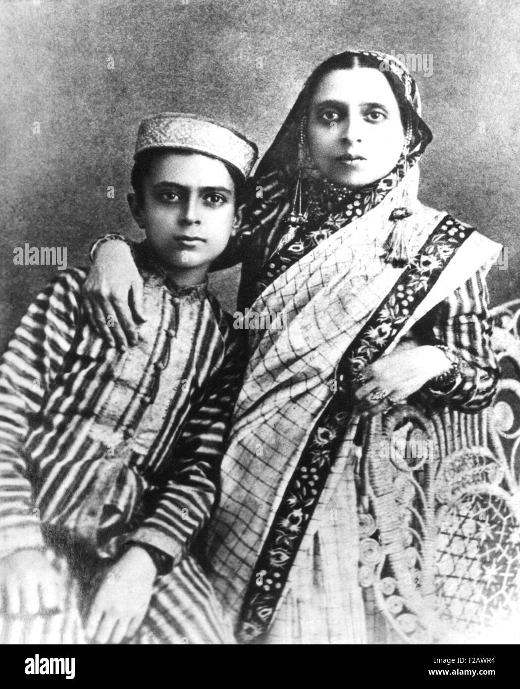 Jawaharlal Nehru e sua madre, Swaroop Rani, ca. 1900. Jawaharlal era il figlio unico di Motilal Nehru, un eminente avvocato di Allahabad. (CSU 2015 11 1231) Foto Stock