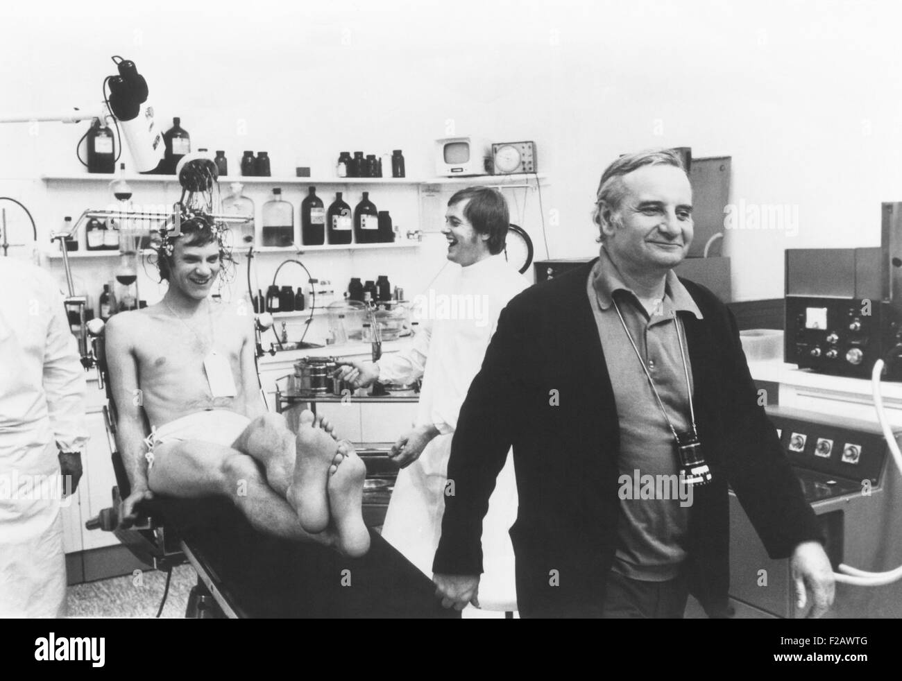 Malcolm McDowell e direttore Lindsay Anderson durante le riprese di O uomo fortunato! 1973. (CSU 2015 11 1199) Foto Stock