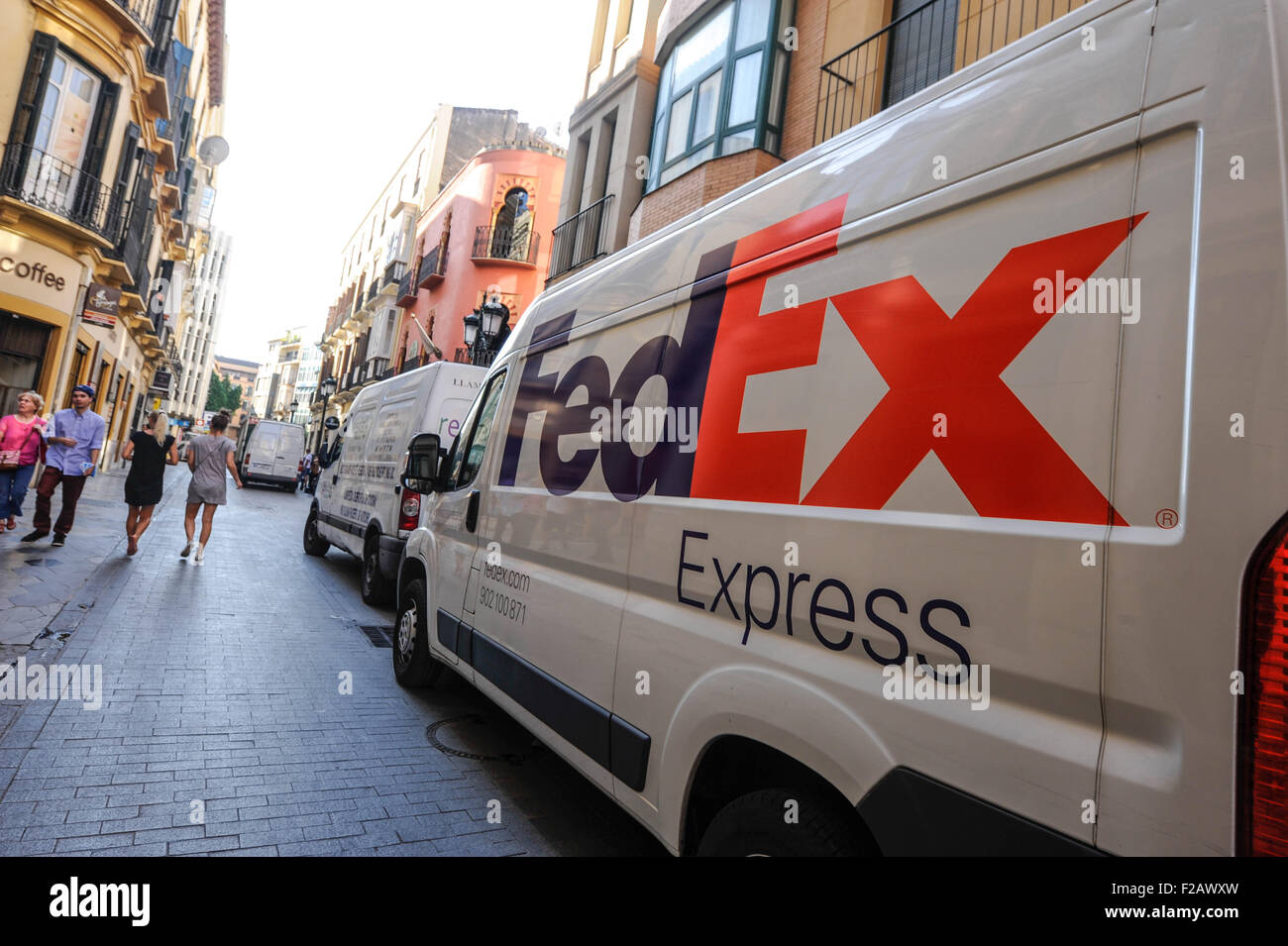 Un FedEx parchi del carrello sull'area di stazionamento -onu camión de FedEx para en parcheggio Foto Stock