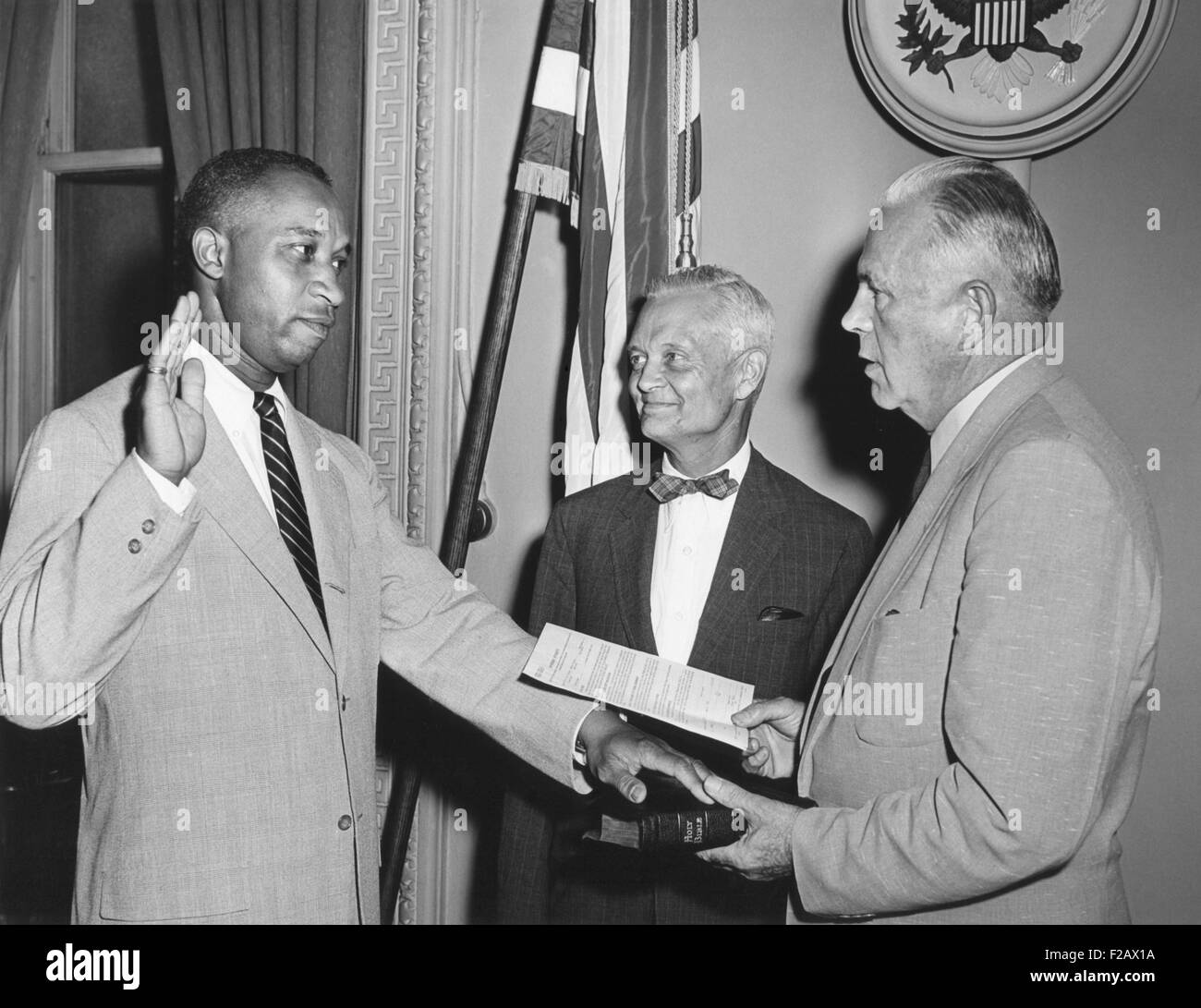 Nel luglio del 1955, Frederic Morrow divenne il primo afro-americano Presidential aide nella storia. Ha servito come funzionario amministrativo per i progetti speciali sul Presidente Eisenhower il personale dal 1955 al 1961. Il bus di Montgomery boicottaggio e Little Rock crisi sono state lo scenario di domani della Casa Bianca anni,Capo del Personale Sherman Adams (ctr)- (BSLOC 2014 16 118) Foto Stock