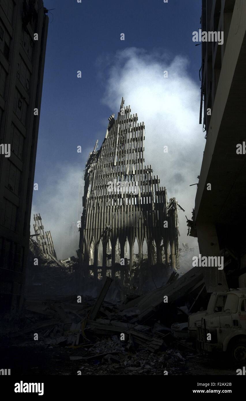 Resti della Torre Nord del World Trade Center, Sett. 14, 2001. La città di New York, dopo l'11 settembre 2001 attacchi terroristici. Stati Uniti Foto di Marina dal giornalista di prima classe Keres Preston (BSLOC 2015 2 81) Foto Stock