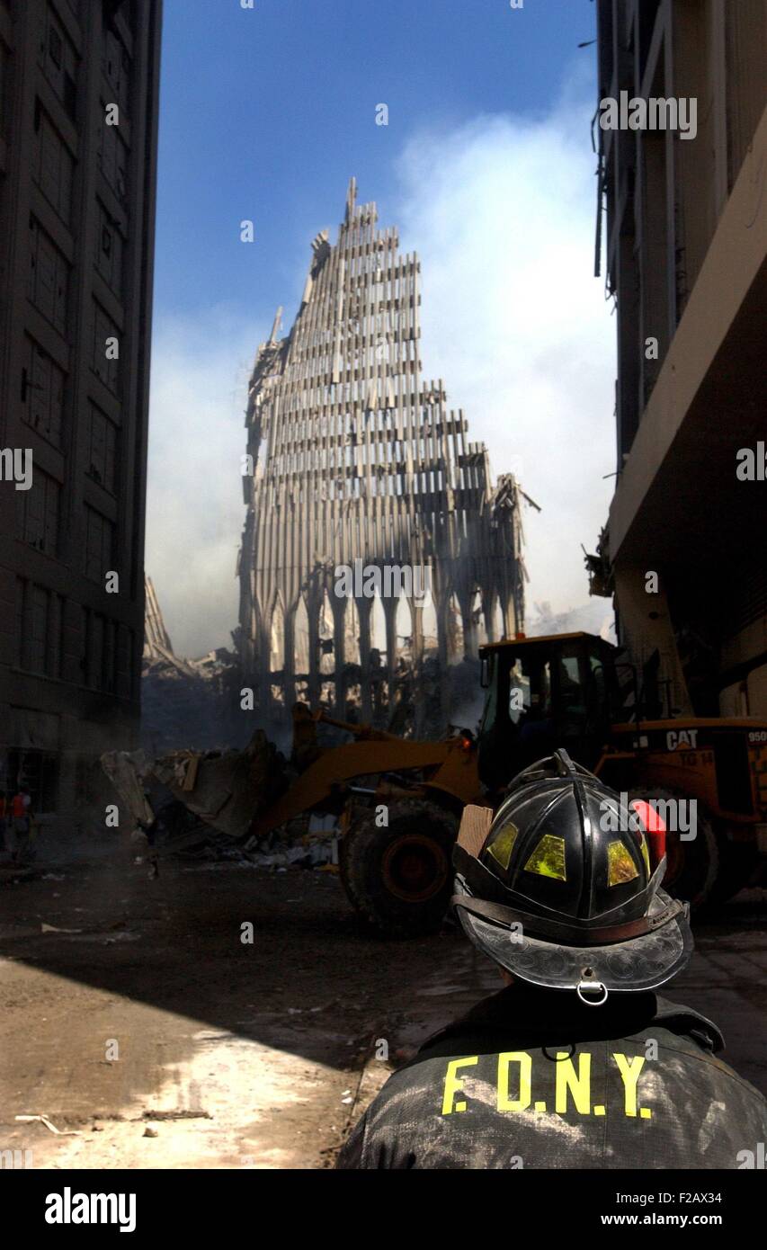 NYC fireman guarda fino a ciò che rimane della Torre Nord del WTC dopo il crollo. Sett. 13, 2001. World Trade Center di New York City, 2 giorni dopo il 11 settembre 2001 attentato terroristico. Stati Uniti Navy Foto di Jim Watson (BSLOC 2015 2 64) Foto Stock