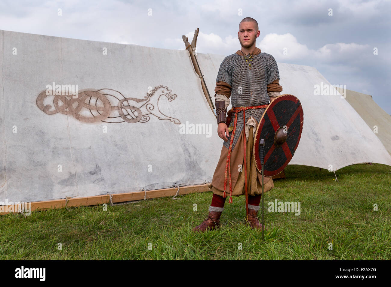 Un close-up di un uomo vestito come un Vichingo con scudo e spada, Ishøj, Danimarca Foto Stock