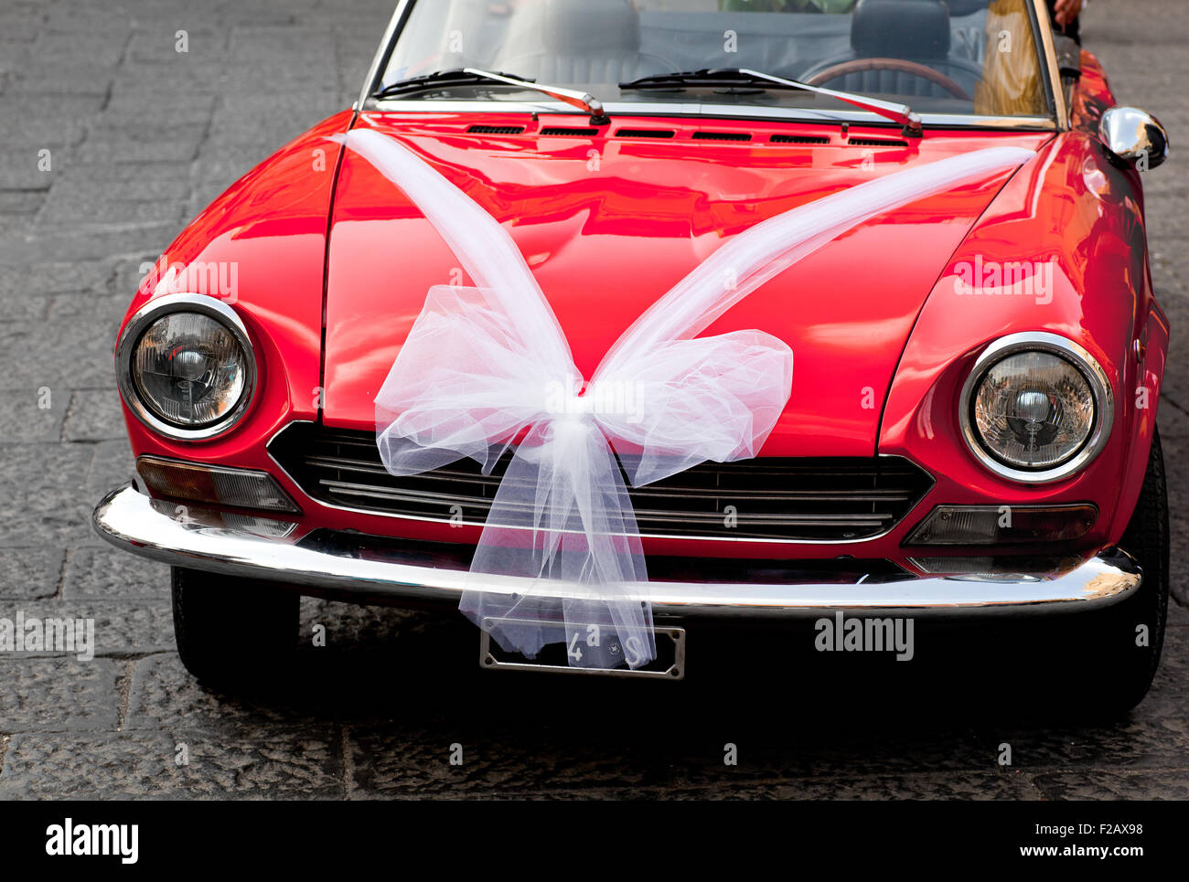 Vintage auto rossa decorata per un matrimonio Foto Stock