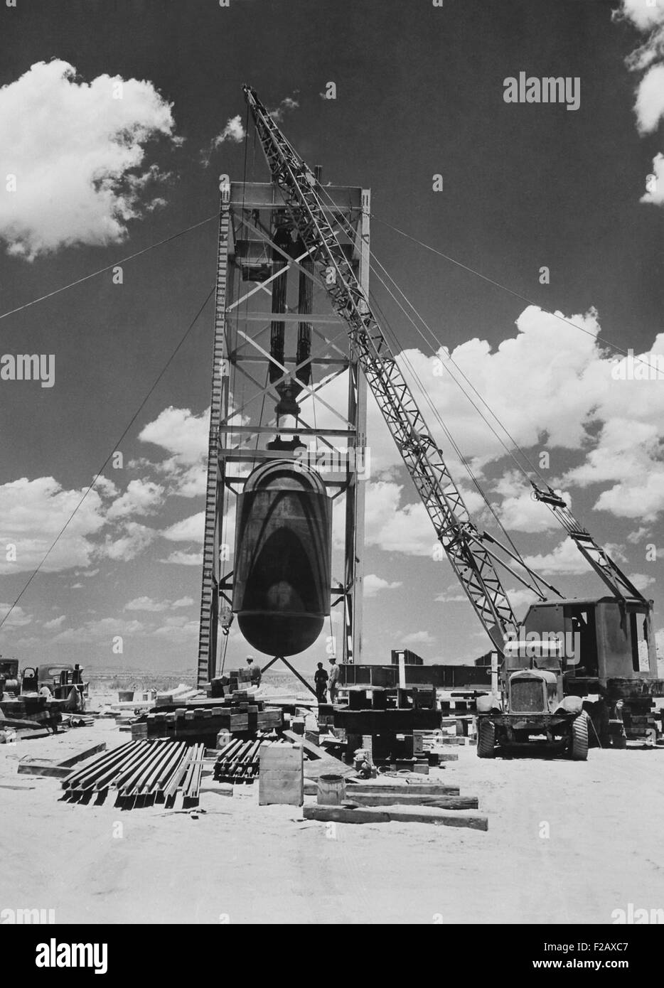 "Jumbo" atomico il dispositivo essendo posizionato per 'Trinità' prova a Alamogordo, Nuovo Messico. Luglio 15, 1945. (BSLOC 2015 2 27) Foto Stock