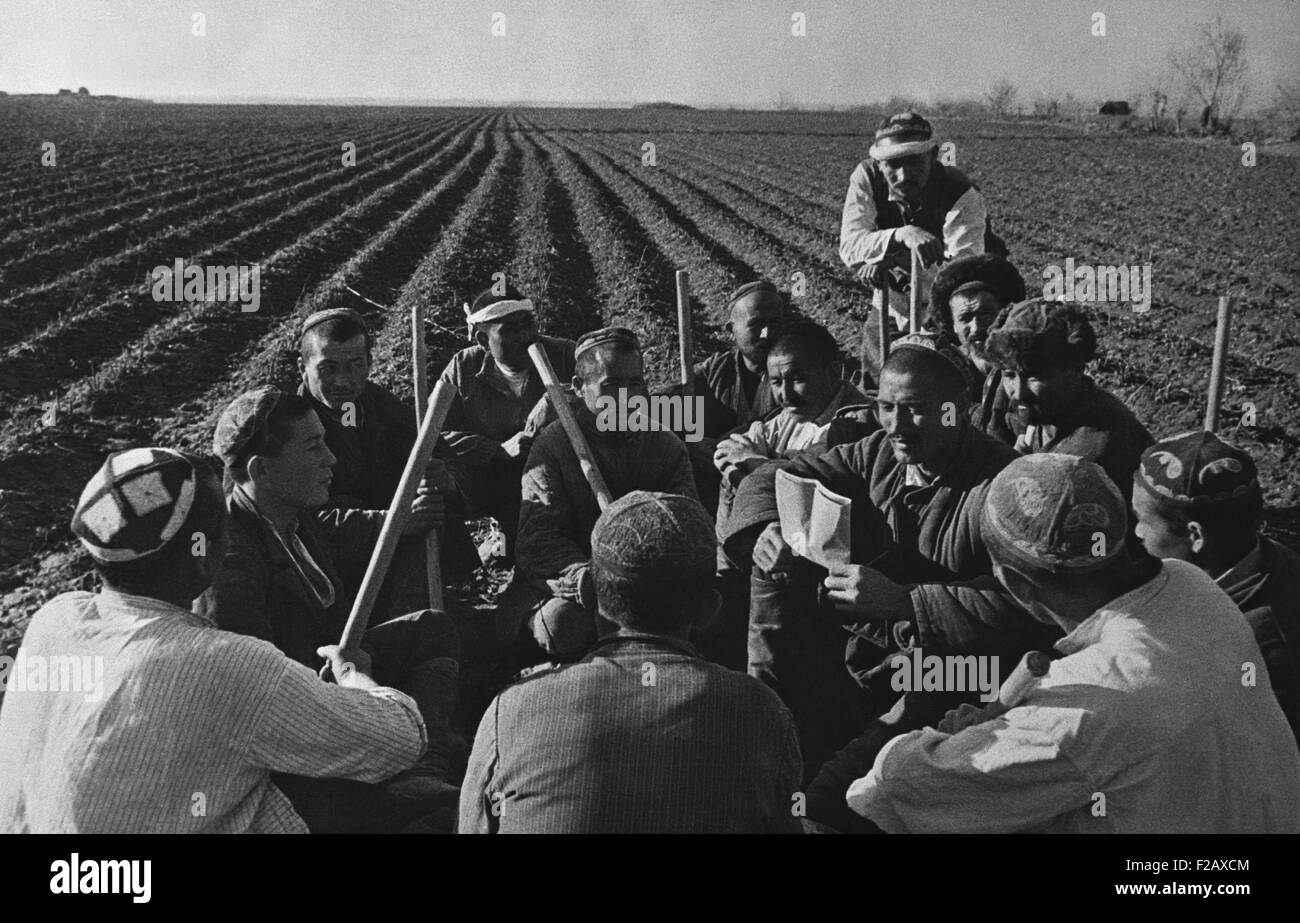 Uzbek collettivo di agricoltori a discutere il lavoro di semina primaverile in URSS. Ca. 1935-40. (BSLOC 2015 2 258) Foto Stock