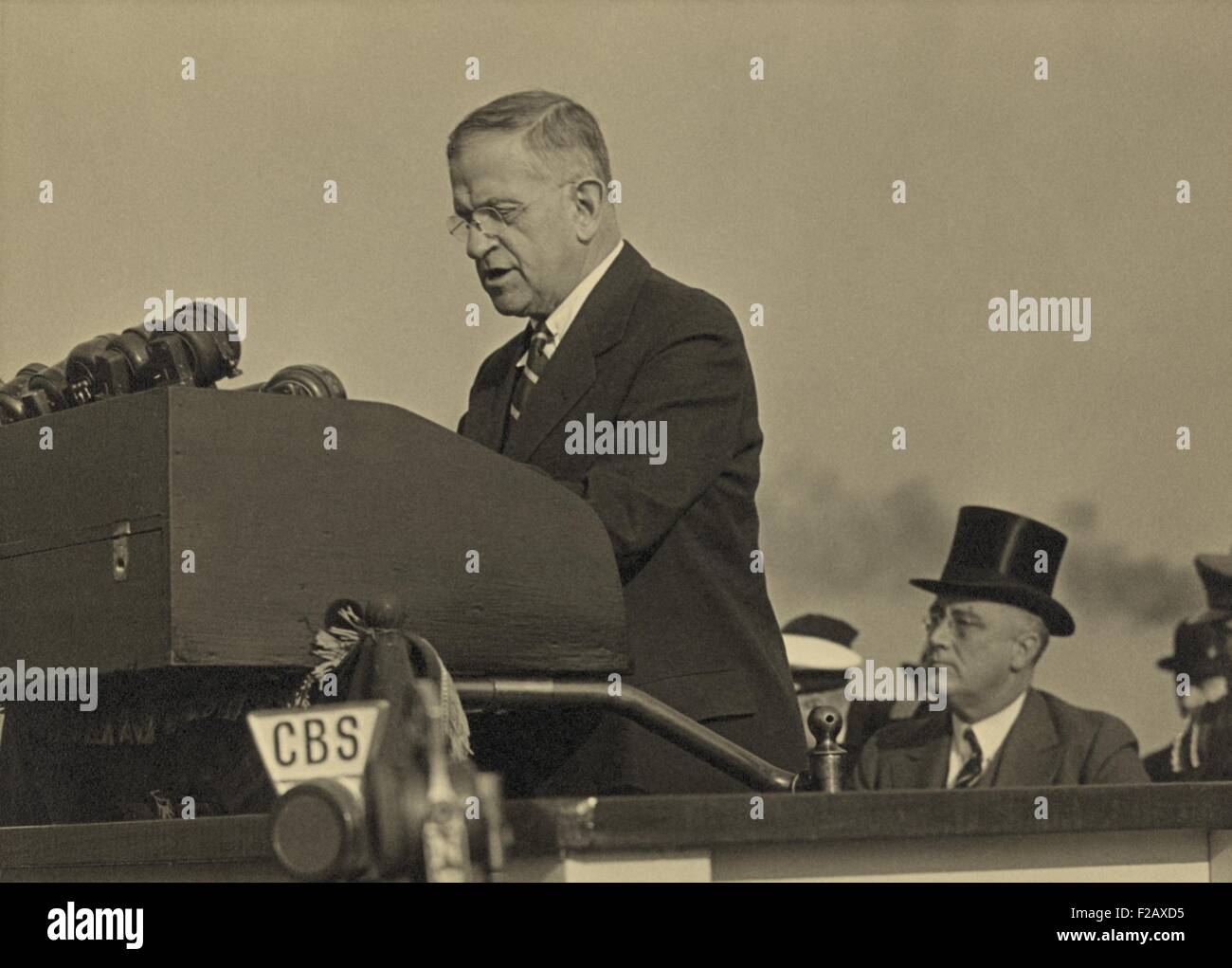 Harold L. Ickes al leggio con il presidente Roosevelt seduto dietro, il 5 ottobre 1937. In questo caso, Roosevelt ha trasportato il suo famoso Chicago 'quarantine' parlato, sollecitando un amante della pace dei governi per isolare del aggressor unite creando un' epidemia di illegalità internazionale". Egli è stato rispondere all'invasione dell'Italia e del Giappone di invasioni di Etiopia e la Cina. (BSLOC 2015 2 249) Foto Stock