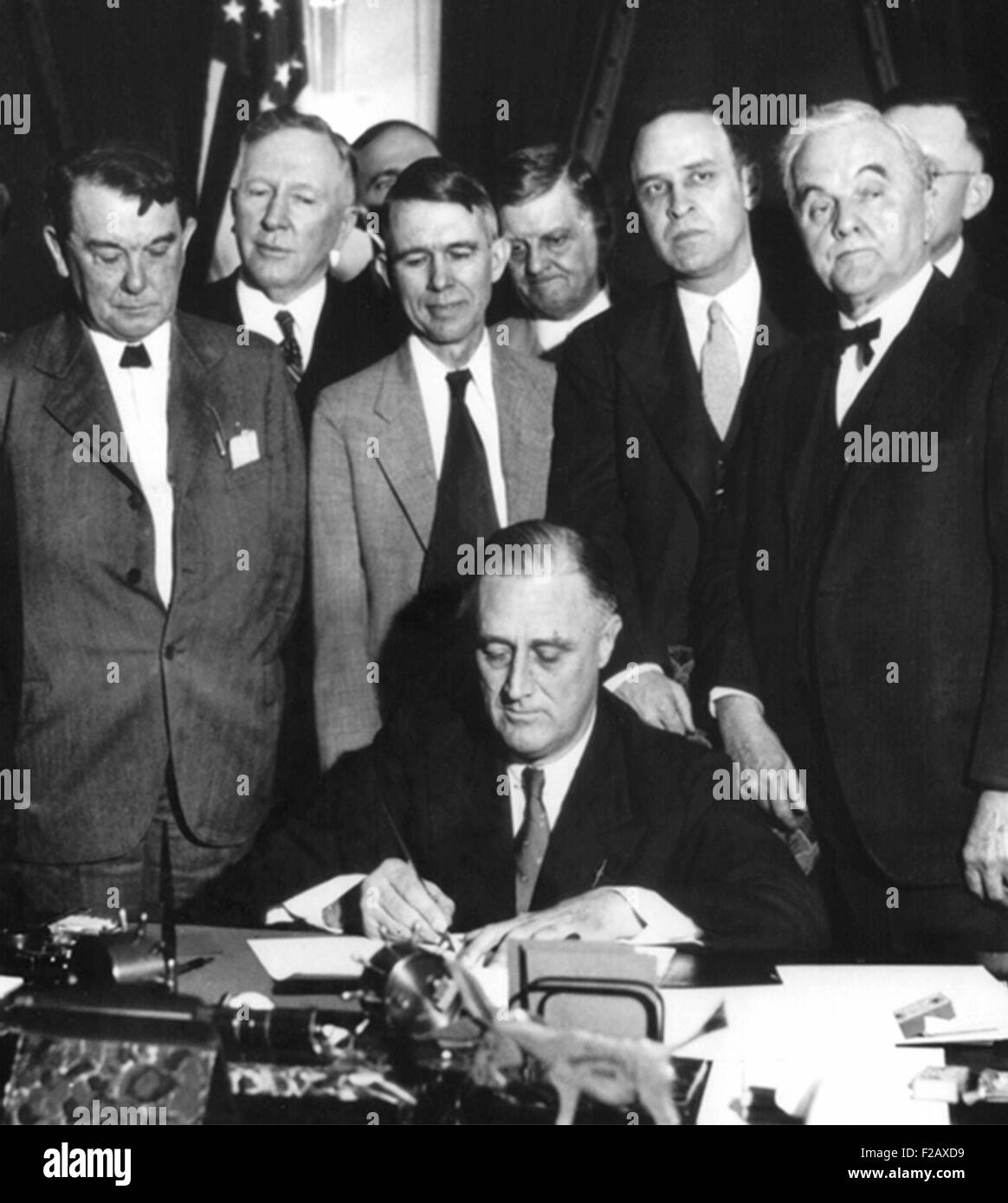 Il presidente Franklin D. Roosevelt firma la TVA Act, il 18 maggio 1933. A destra è il Senatore George Norris, il cui disegno di legge per modernizzare la Tennessee Valley attraverso l'elettricità generata da una grande diga a banchi di muscolo è stata bloccata dal veto di entrambi i Presidenti Coolidge e Hoover. La Tennessee Valley Authority del primo progetto iniziato il 'Muscle sciami' dam, cambiando il suo nome in "Norris Dam'. (BSLOC_2015_2_244) Foto Stock
