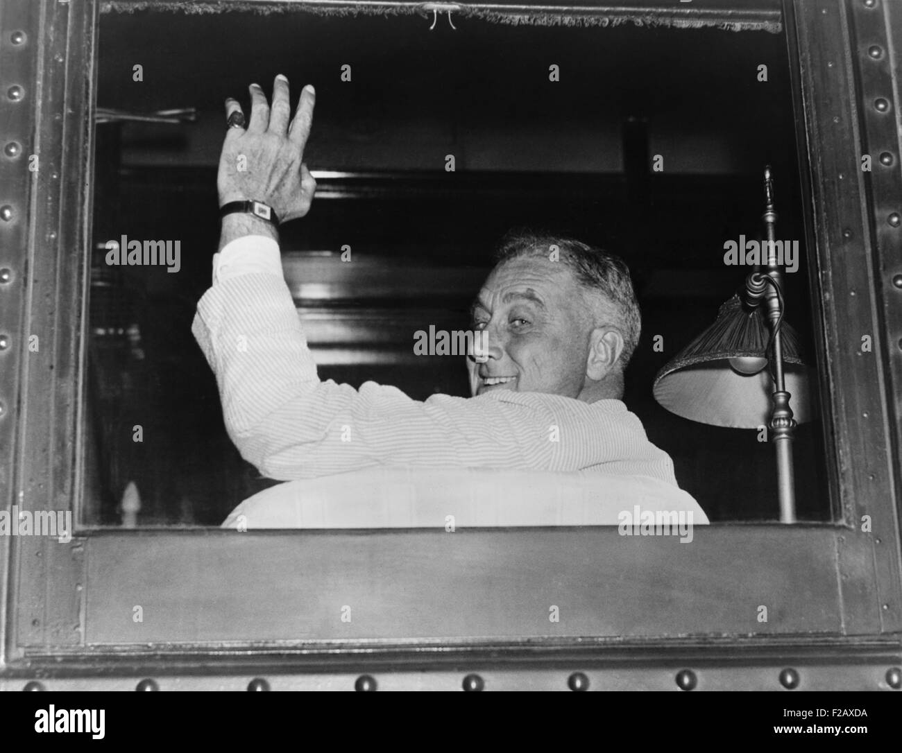 Il presidente Franklin Roosevelt, guardando dietro di lui, sventolando dalla sua campagna in treno in Milwaukee. 1936. (BSLOC 2015 2 246) Foto Stock