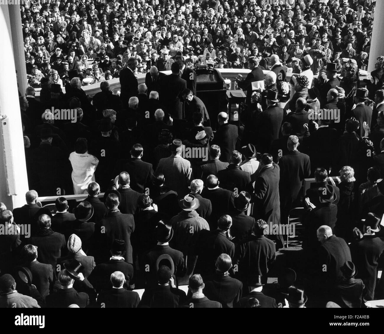 Inaugurazione di John Kennedy a est del portico, U.S. Capitol Building. Vista dal retro del pubblico, che mostra i volti della folla di seguito. Gen 20, 1961. (BSLOC 2015 2 221) Foto Stock