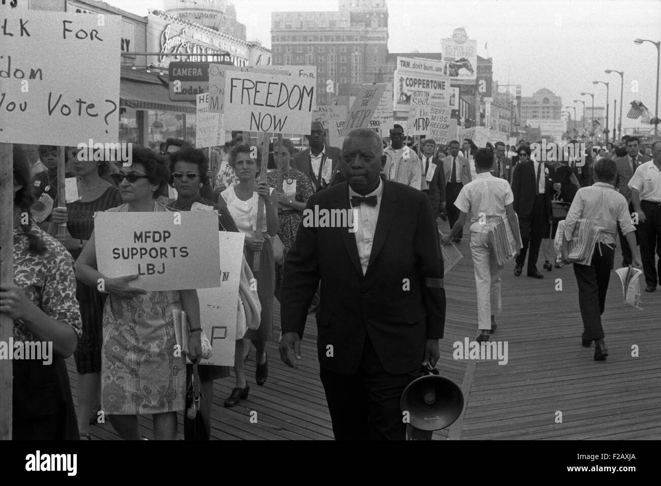 Americano africano e white Mississippi libertà partito democratico i manifestanti. Sul lungomare di Atlantic City, sito del 1964 convention democratica, manifestanti portano i segni la lettura di "libertà ora' e 'MFDP supporta LBJ". Agosto 8, 1964. (BSLOC 2015 2 212) Foto Stock