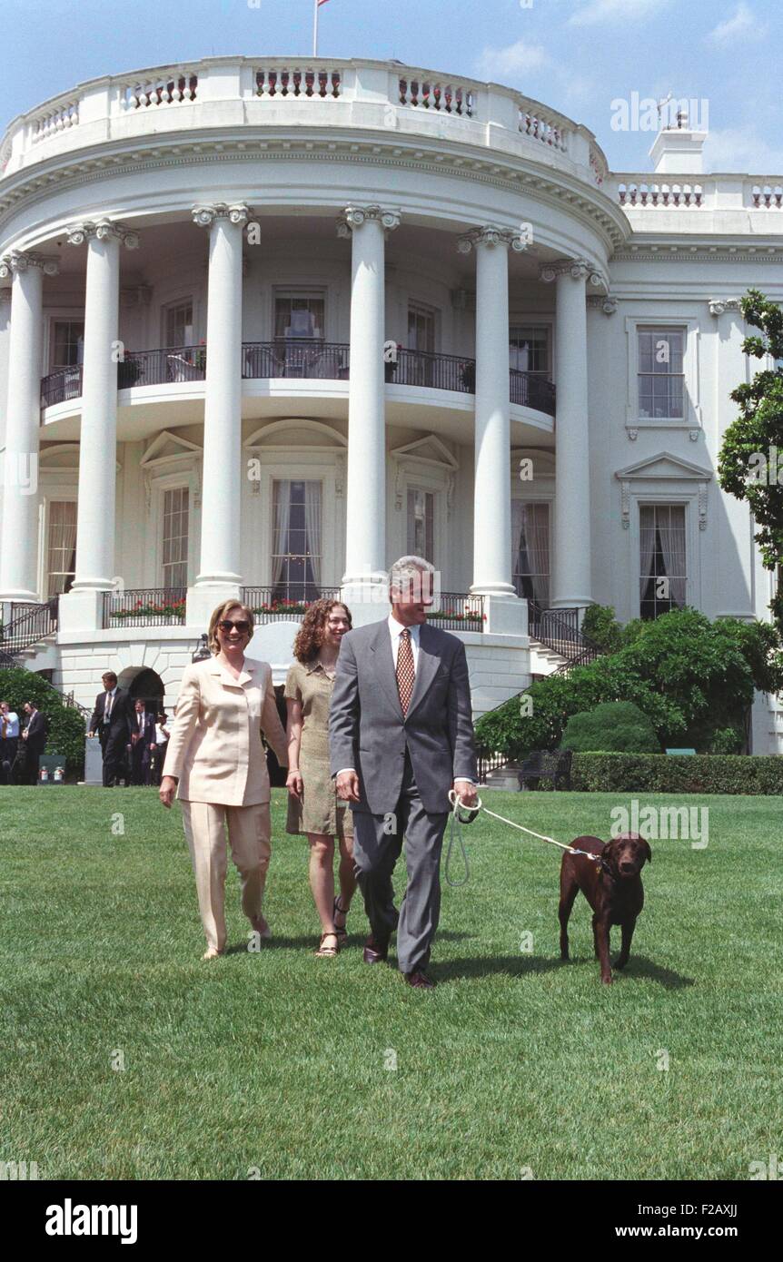 Il presidente Bill Clinton, Hillary e Chelsea Clinton, e Buddy il cane sulla South Lawn. Luglio 24, 1998. (BSLOC 2015 2 206) Foto Stock