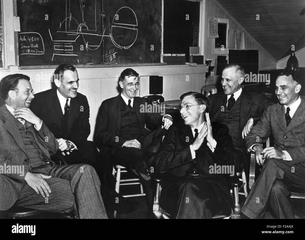1940 riunione dei fisici nucleari presso il Laboratorio di radiazione all'Università di California. L-R: Ernest Lawrence, Arthur Compton, Vannevar Bush, James Conant, Karl Compton, e Alfred Loomis. (BSLOC 2015 2 20) Foto Stock