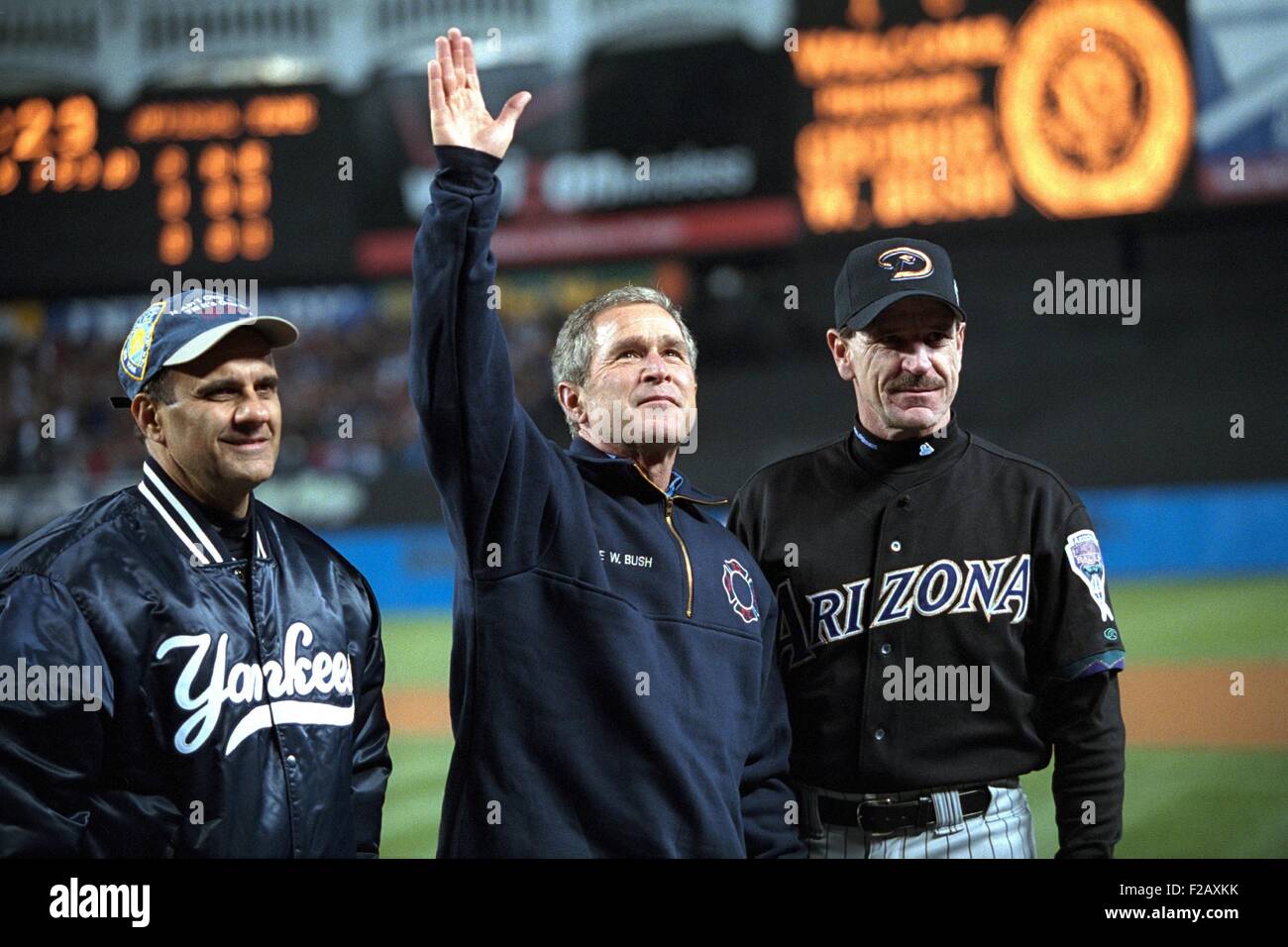 Il Presidente George W Bush onde alle World Series di folla allo Yankee Stadium. Con lui sono Yankees manager Joe Torre (sinistra) e Diamondbacks manager Bob Brenly. Ottobre 30, 2001. (BSLOC 2015 2 182) Foto Stock