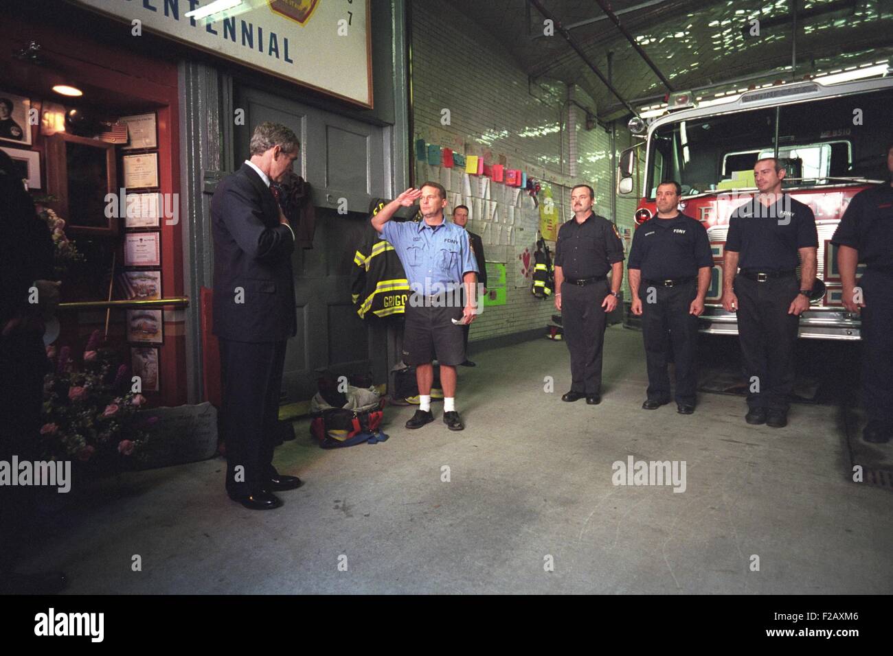 Il presidente George W. Bush visita con i vigili del fuoco in corrispondenza del motore Co. 55 nella città di New York. Situato nella Piccola Italia, la compagnia ha perso 8 uomini in 9-11 attacchi terroristici. Ottobre 3, 2001. (BSLOC 2015 2 171) Foto Stock