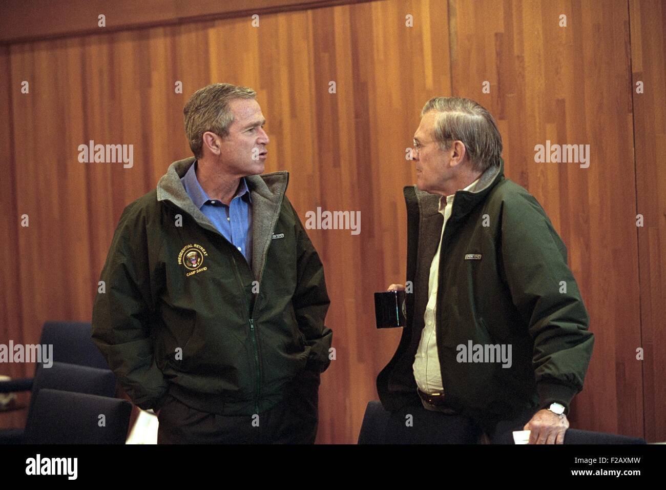 Pres. George W Bush con Sec. della Difesa Donald Rumsfeld, Sett. 15, 2001. Essi sono su una pausa nel corso di una riunione del Consiglio Nazionale di Sicurezza a Camp David nel Thurmont, Maryland. (BSLOC 2015 2 155) Foto Stock