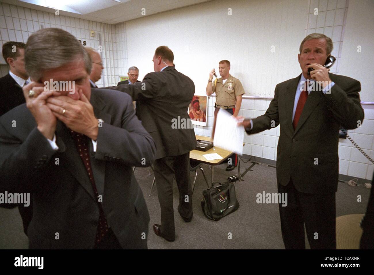 Il Presidente George W Bush e senior staff sui telefoni dopo l'apprendimento del 9-11 attacchi terroristici. Il presidente Bush ha parlato con il nuovo Foto Stock