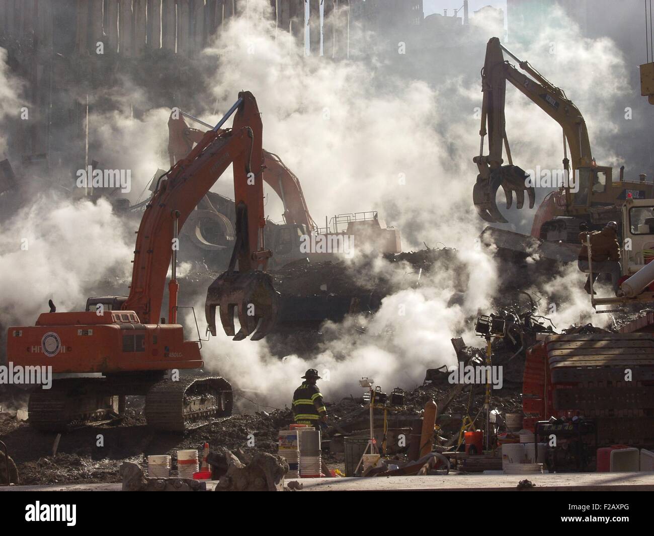 Ground Zero smolders ancora come operazioni di recupero continuare un mese dopo l'attacco terroristico. Il 10 di ottobre, 2001. Attrezzatura di scavo funziona in coordinamento con gli operatori di soccorso. World Trade Center di New York City, dopo l'11 settembre 2001 attacchi terroristici. (BSLOC 2015 2 116) Foto Stock