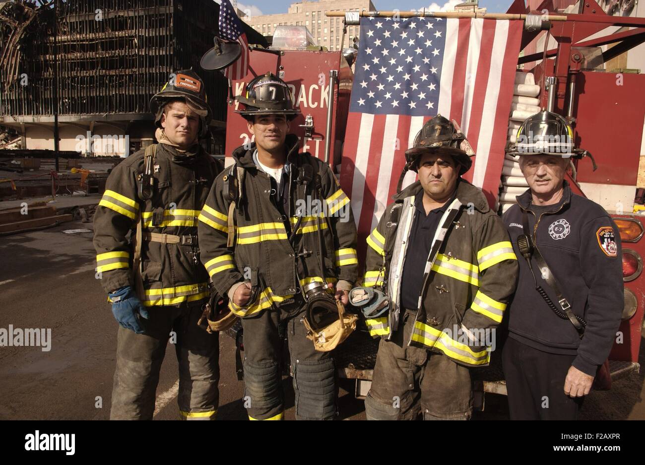 Vigili del fuoco di New York presso il World Trade Centre, Sett. 29, 2001. Operazioni di recupero ha continuato per mesi dopo il 11 settembre 2001 attacchi terroristici. (BSLOC 2015 2 110) Foto Stock