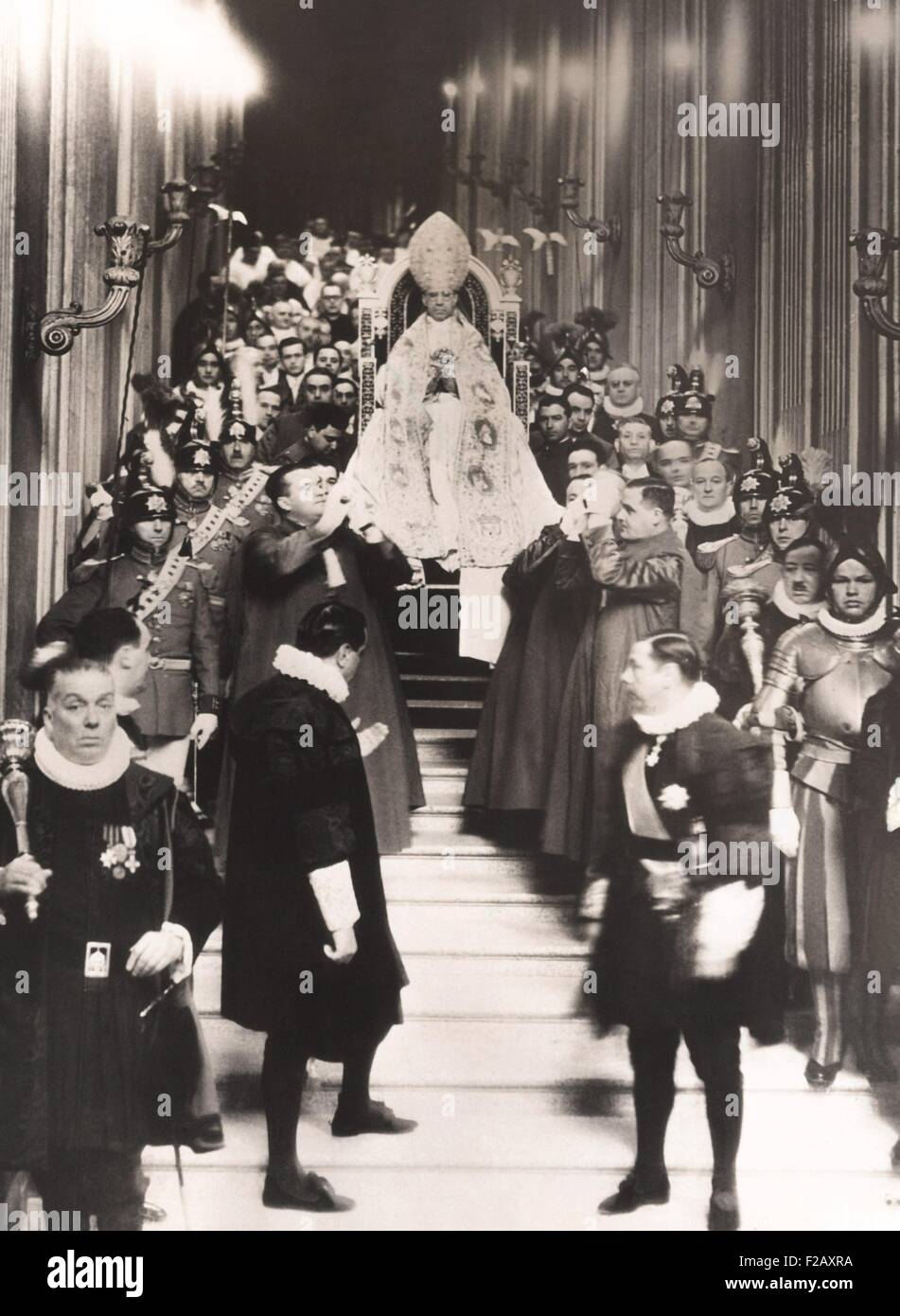 Incoronazione di Papa Pio XII, 12 marzo 1939. Affiancato da guardie svizzere e le eminenze ecclesiastiche, Papa Pio XII, è stato portato sul suo trono dal Vaticano a San Pietro, Basilica. (CSU 2015 9 999) Foto Stock