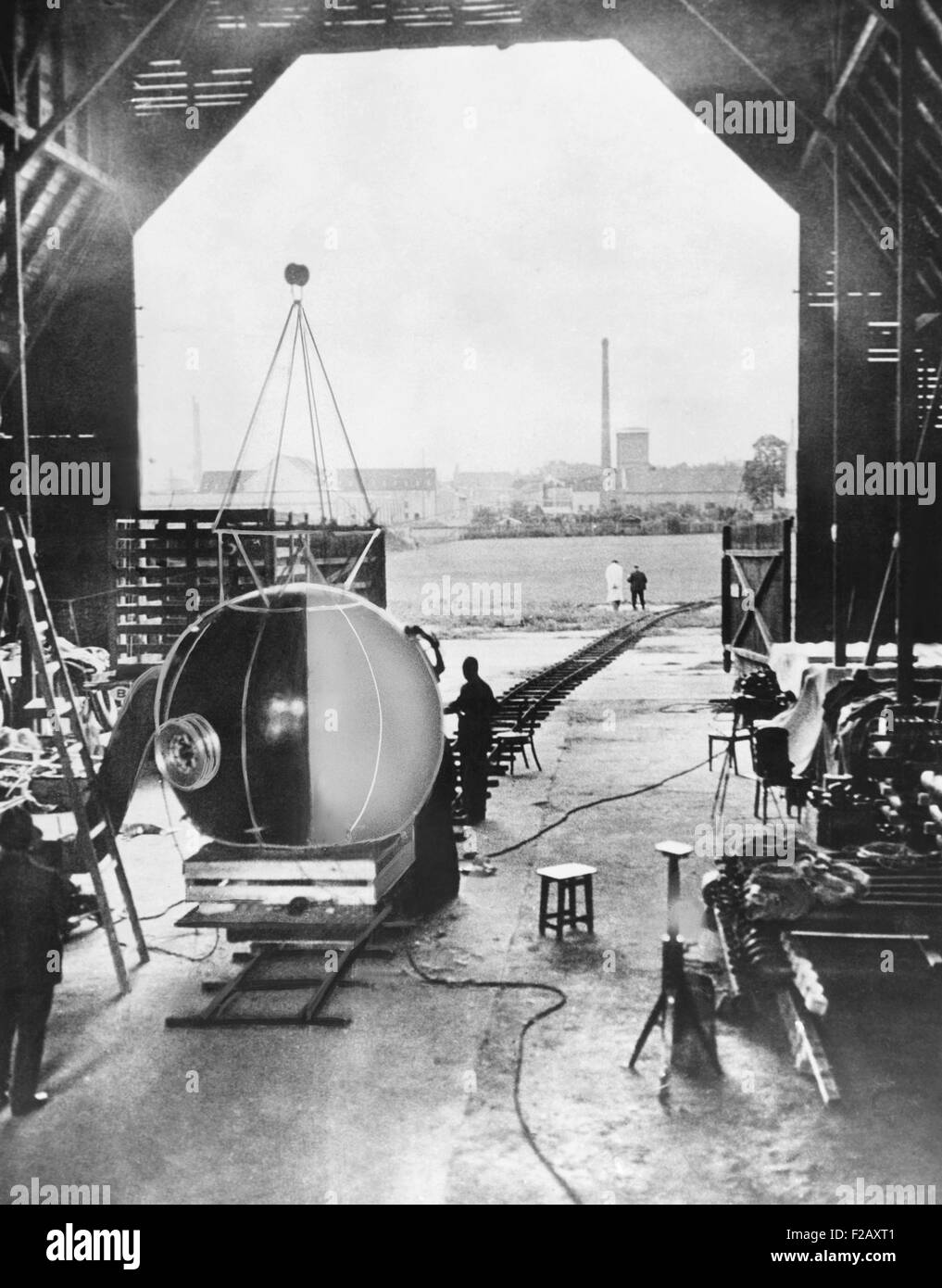 Auguste Piccard 'GONDOLA' in costruzione, in cui egli avrà luogo a la stratosfera. La forma sferica della capsula di alluminio è stata pressurizzata per consentire la salita ad altitudine elevata senza una tuta di pressione (CSU 2015 9 981) Foto Stock