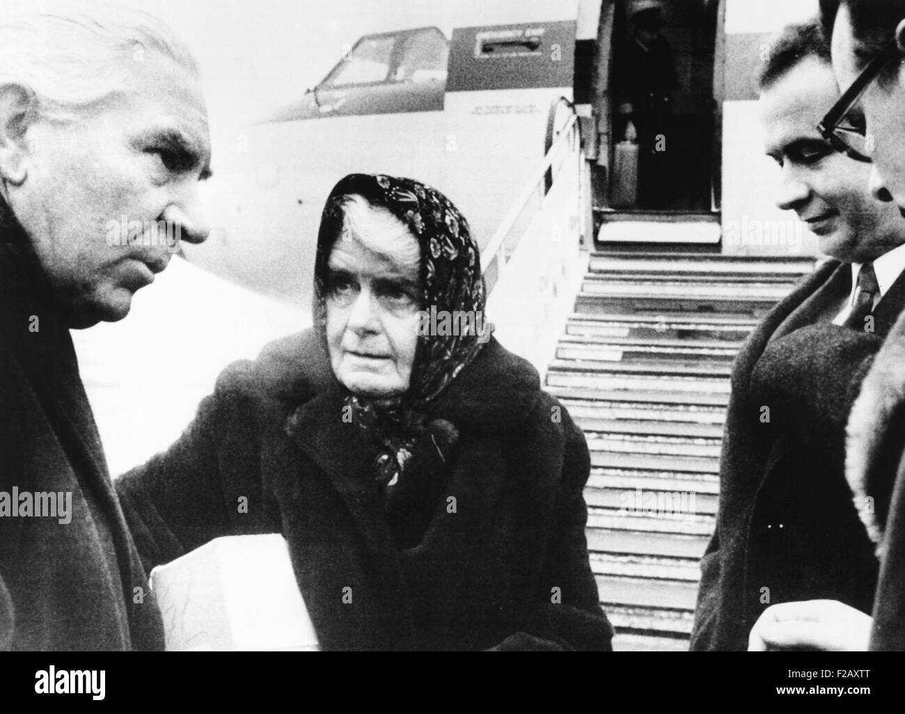 Ilse Pröhl Hess e figlio Wolf Ruediger (destra, senza occhiali) all aeroporto di Berlino, Dic 24, 1969. La moglie e il figlio di Nazi criminale di guerra Rudolf Hess sono state andando per la loro prima riunione in 28 anni. Essi non sono stati autorizzati a qualsiasi contatto fisico con, per paura che sarebbe passata a lui il veleno. (CSU 2015 9 961) Foto Stock