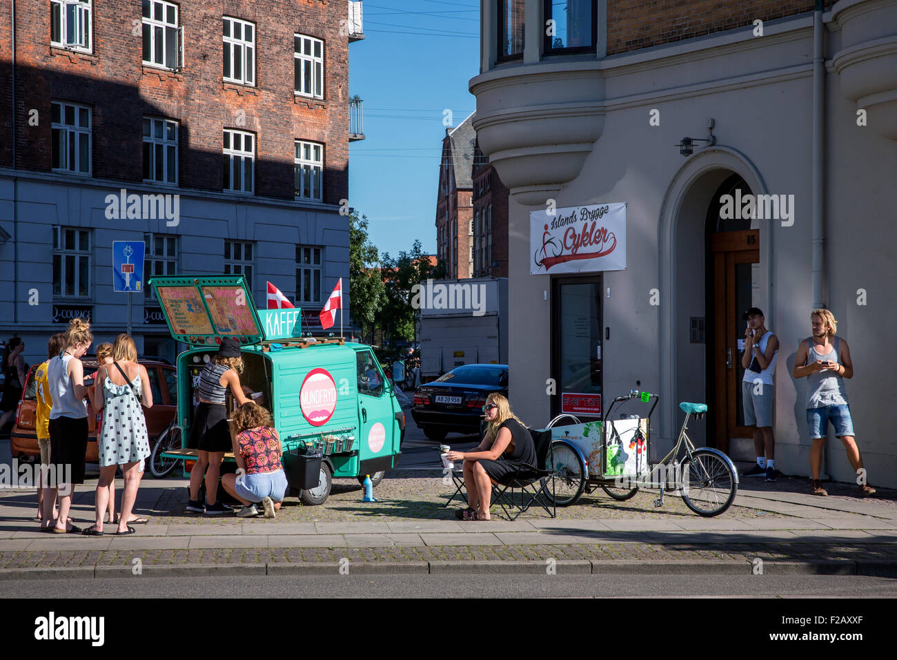 La gente in coda davanti a un caffè mobile van, Islands Brygge, Copenhagen, Danimarca Foto Stock