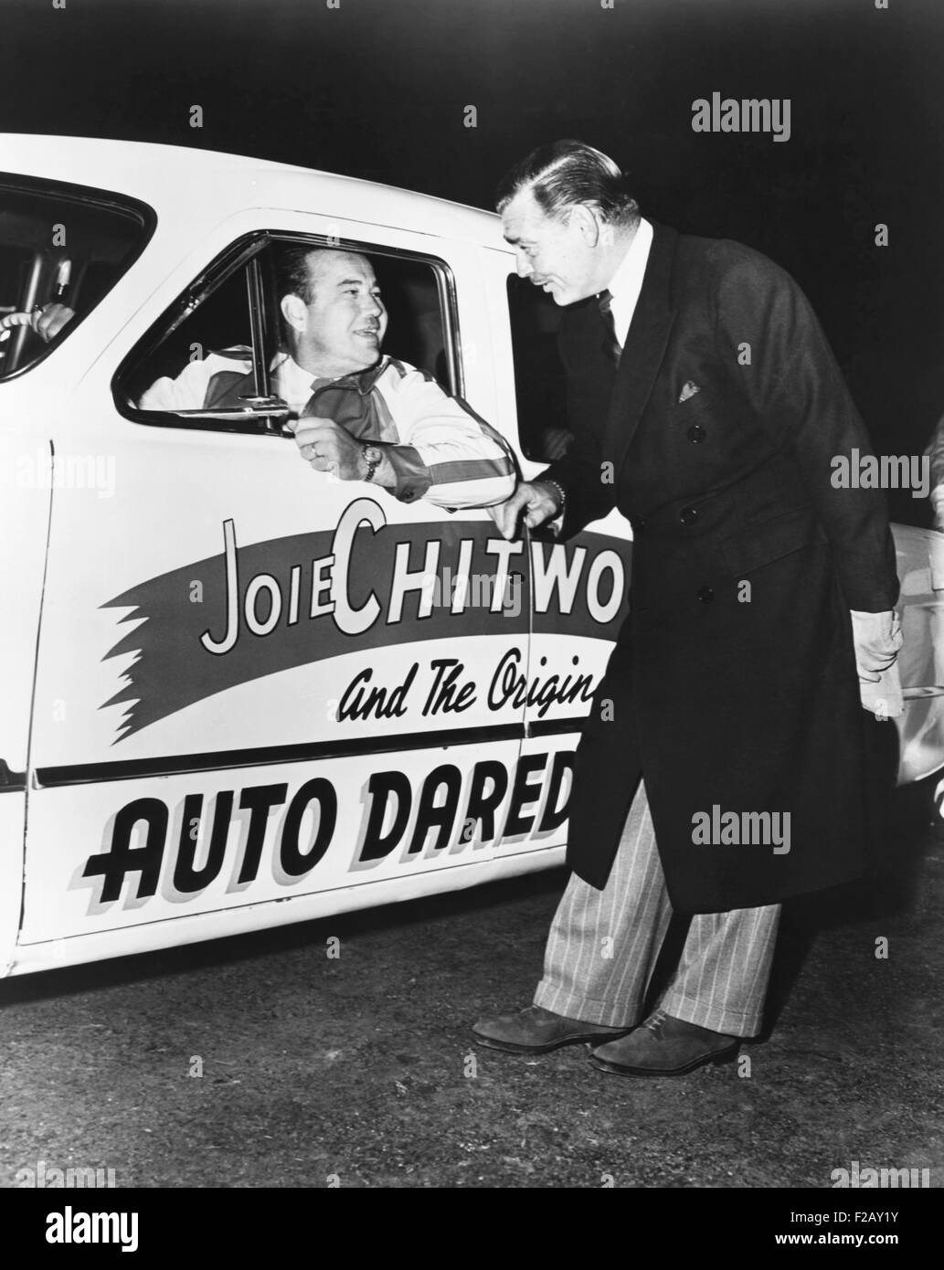 Clark Gable, stella della MGM film 'A FAVORE DI UNA SIGNORA,' dà Joie Chitwood un augurio di buona fortuna. Nel film, Gable svolge un driver e stuntman molto simile alla gioia della propria vita. Luglio 1950. (CSU 2015 9 926) Foto Stock