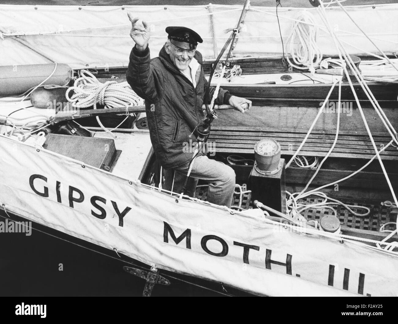 Sir Francis Chichester, a lunga distanza yachtsman sul Gipsy Moth III nel porto di New York. Luglio 5, 1962. Chichester navigato il 39 barca piede single-handedly attraverso l'Atlantico da Plymouth in Inghilterra in 33 giorni. (CSU 2015 9 920) Foto Stock