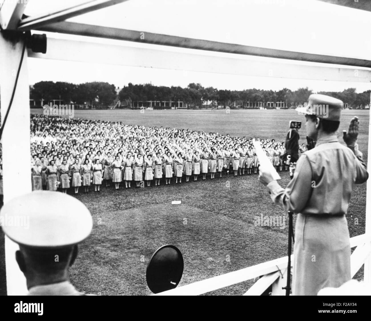 Col. Oveta Culp Hobby somministrando l'esercito il giuramento di diverse migliaia di donne. Agosto 5, 1943. Essi sono stati di recente, denominata "Donna Esercito,' e parte del regolare U.S. Esercito. Fort Des Moines, Iowa. (CSU 2015 9 896) Foto Stock