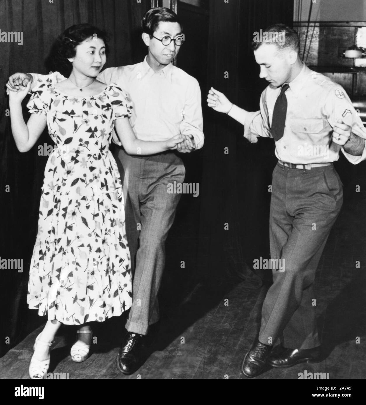 Il principe Mikasa Takahito ad una danza Japanese-American presso un Centro di ricreazione. Yokohama, Giappone. Il 3 maggio 1952. Il fratello più giovane dell'Imperatore Hirohito imparato una nuova piazza passo passo di danza dal GI. (CSU 2015 9 870) Foto Stock