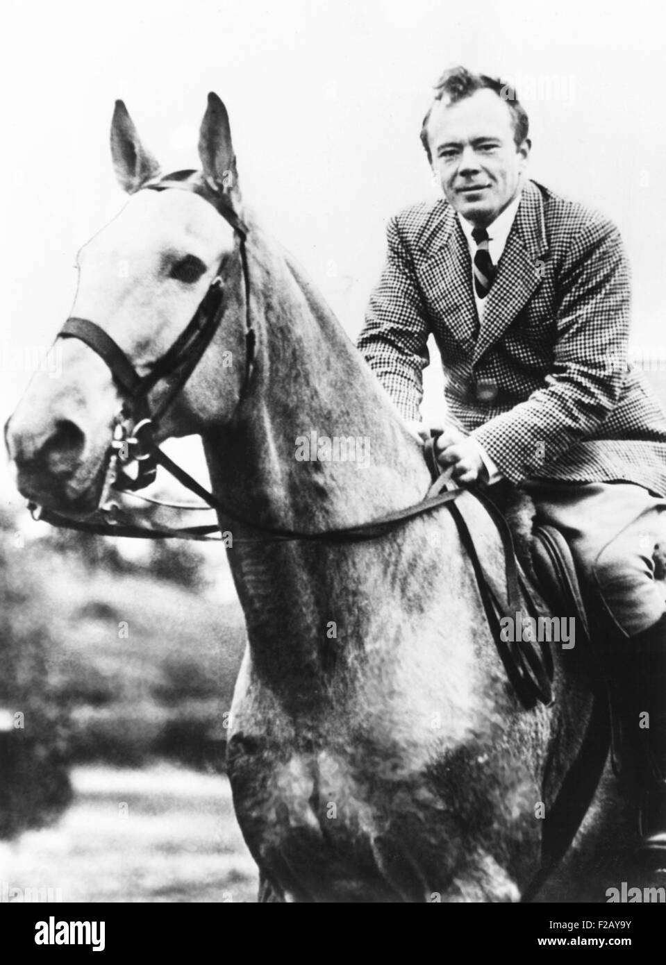 Lewis W. Hill Jr., nipote di James J. Hill, in sella al suo cavallo, re del nord-ovest. Il 5 maggio 1936. Egli è stato in esecuzione per il Minnesota dal legislatore che la cosiddetta "seta calza' Ward di San Paolo. Ha vinto le elezioni e servita nel Minnesota Casa di rappresentanti fino al 1951. Un erede della grande ferrovia settentrionale fortune, ha focalizzato la sua filantropia a casa sua per la città e lo stato. (CSU 2015 9 826) Foto Stock