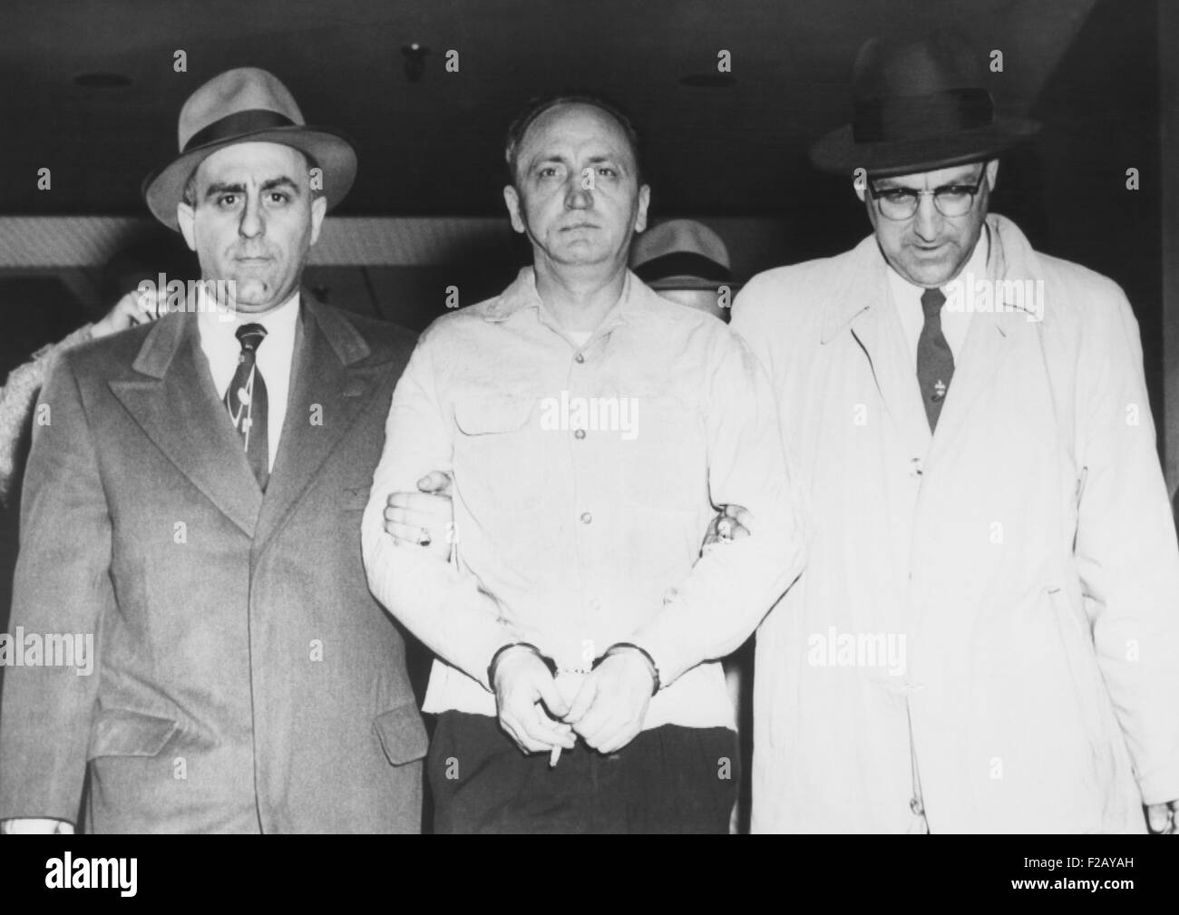 Gli agenti FBI escort James I. Faherty, 44, dopo il suo arresto per la $1,219,000 rapina Brinks. Egli è stato arrestato con Thomas F. Richardson senza una lotta in Dorchester sezione di Boston. Maggio 16, 1956. Quattro film sono stati basati sulla rapina: sei ponti a croce, 1955; BLUEPRINT PER RAPINA, 1961; BRINKS-La grande rapina, 1976; IL LAVORO DI BRINKS, 1978. (CSU 2015 9 812) Foto Stock