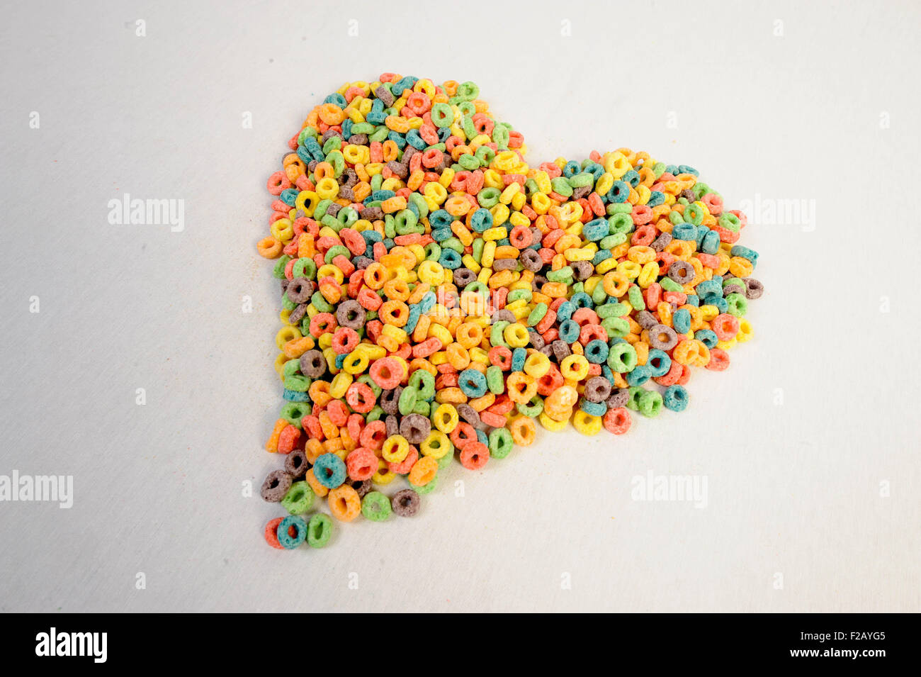 Forma di cuore, cereali Froot Loops- forma de onu corazón, Cereales Froot Loops Foto Stock