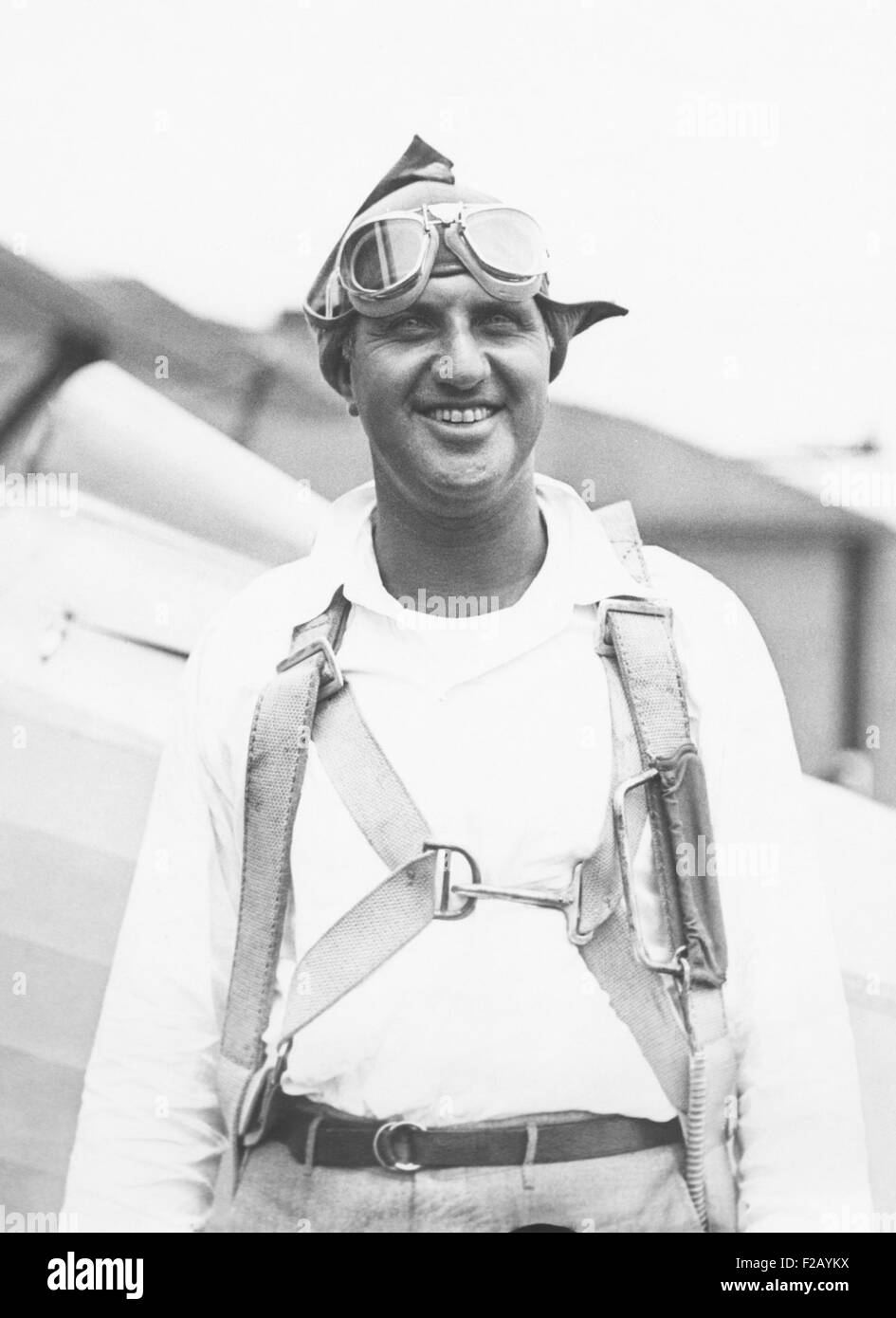 Harry F. Guggenheim arrivando al campo di Mitchell, Long Island, dopo 12 1/2 ore di volo da l'Avana. Luglio 1930. Ha diretto il Daniel Guggenheim di fondo per la promozione dell'aeronautica che advanced aviazione commerciale. Dal 1929-1933 fu il U.S. Ambasciatore di Cuba. (CSU 2015 9 760) Foto Stock