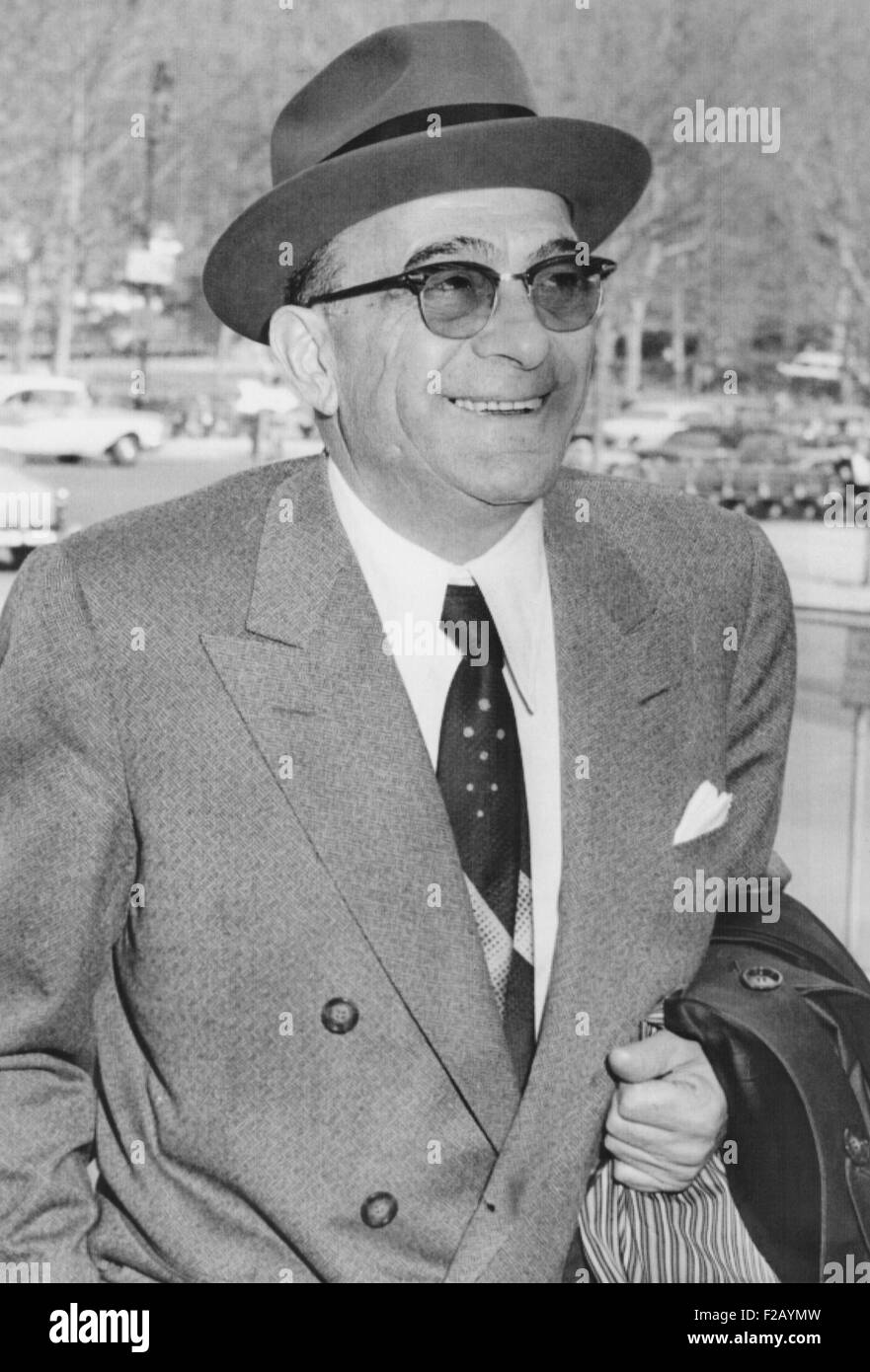 Vito Genovese, 61, come è arrivato alla corte di essere condannato a quindici anni di carcere e a una multa di $ 20.000. Aprile 17, 1959. Due settimane fa è stato condannato il 3 aprile 1959 come il leader di un international narcotics anello. Genovese è raffigurato nel 1972 film Il VALACHI PAPERS da Lino Ventura (CSU 2015 9 739) Foto Stock