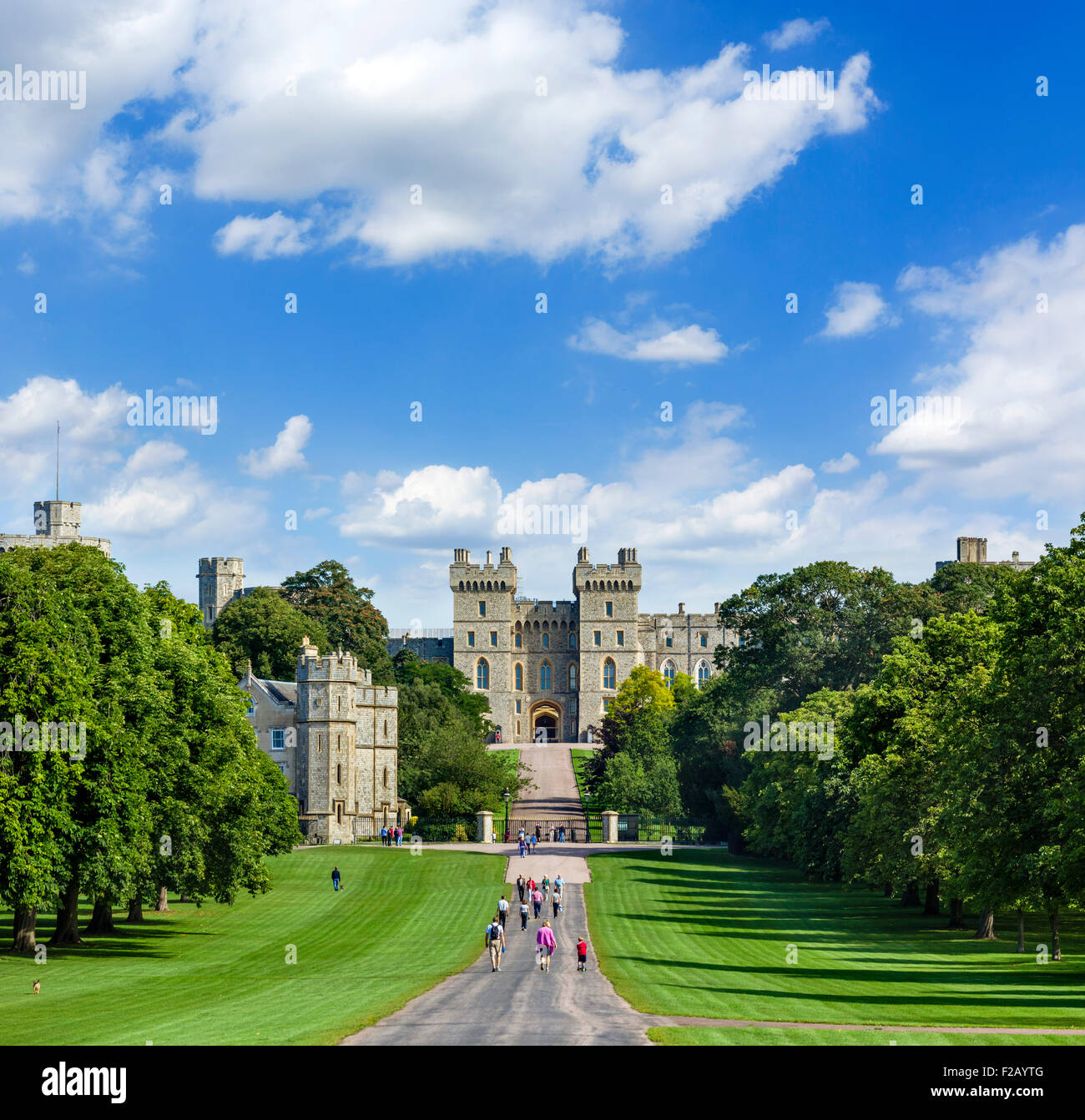 Walkers sul lungo cammino con il Castello di Windsor in distanza, Windsor Great Park, Berkshire, Inghilterra, Regno Unito Foto Stock
