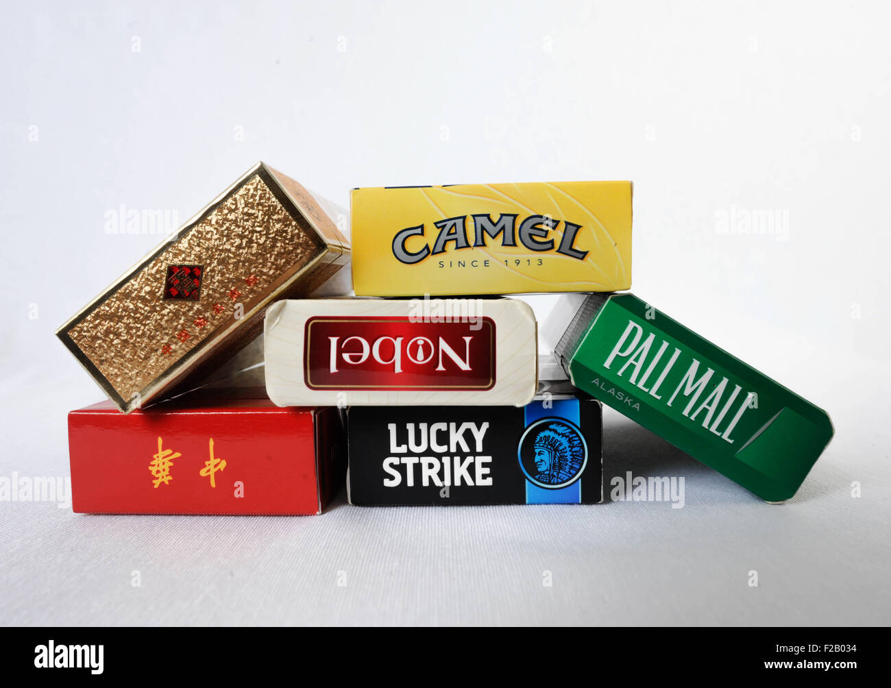 Un insieme di sigarette di diverse marche- onu juego de cigarrillo de diferentes marcas Foto Stock
