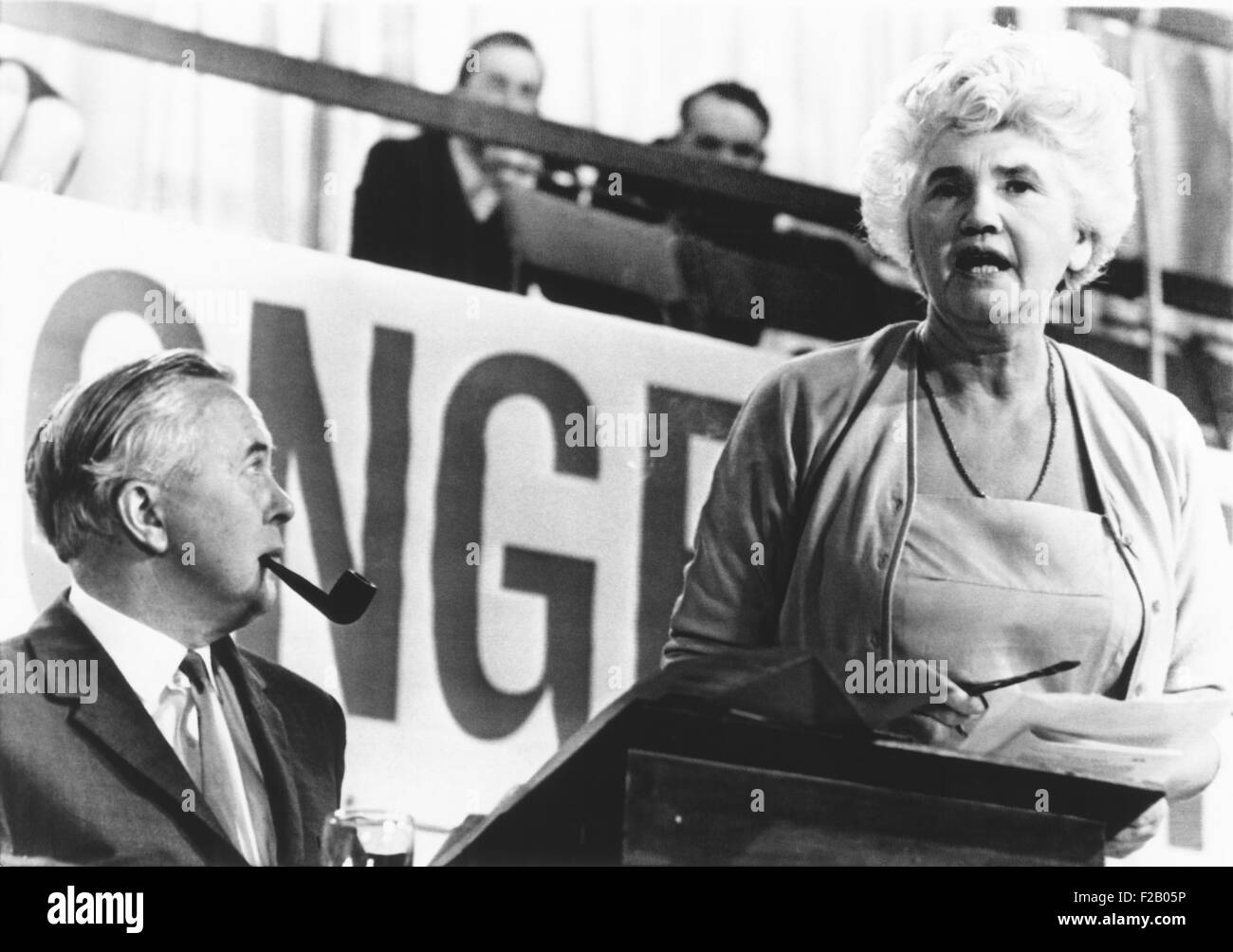 Sessione di apertura del partito laburista britannico conference, Ottobre 3, 1966. Il primo ministro Harold Wilson ascolta Jenny Lee, vedova del famoso Laborite Aneuran Bevan. (CSU 2015 9 692) Foto Stock