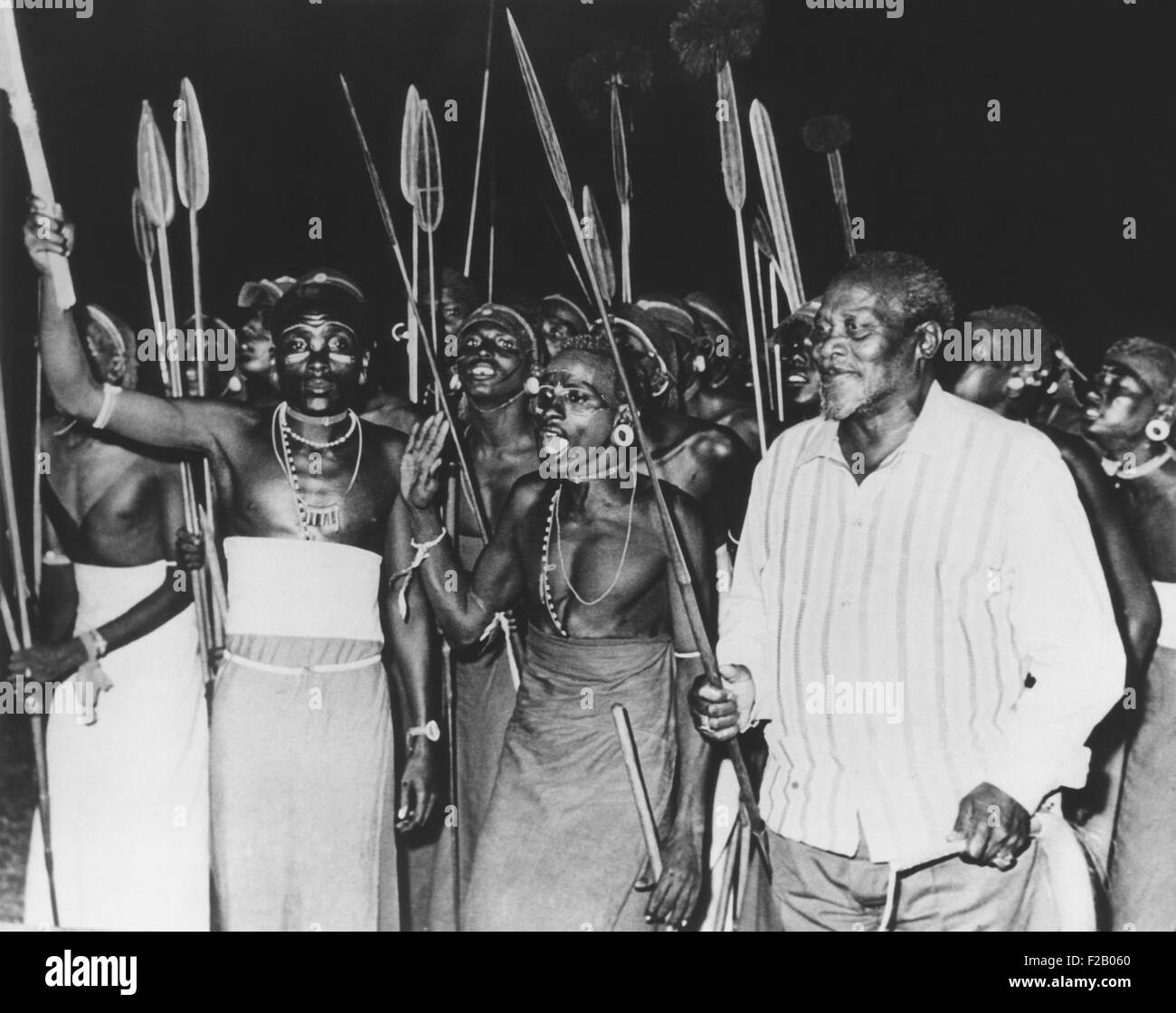 Presidente Jomo Kenyatta uniti in danze tribali delle tribù Rendille a Embu, Kenya. Marzo 21, 1966. La tribù Rendille era dell'Etiope gruppo di lingua e soprattutto i pastori e i nomadi nell'essiccatore a nord-est del Kenya. (CSU 2015 9 686) Foto Stock