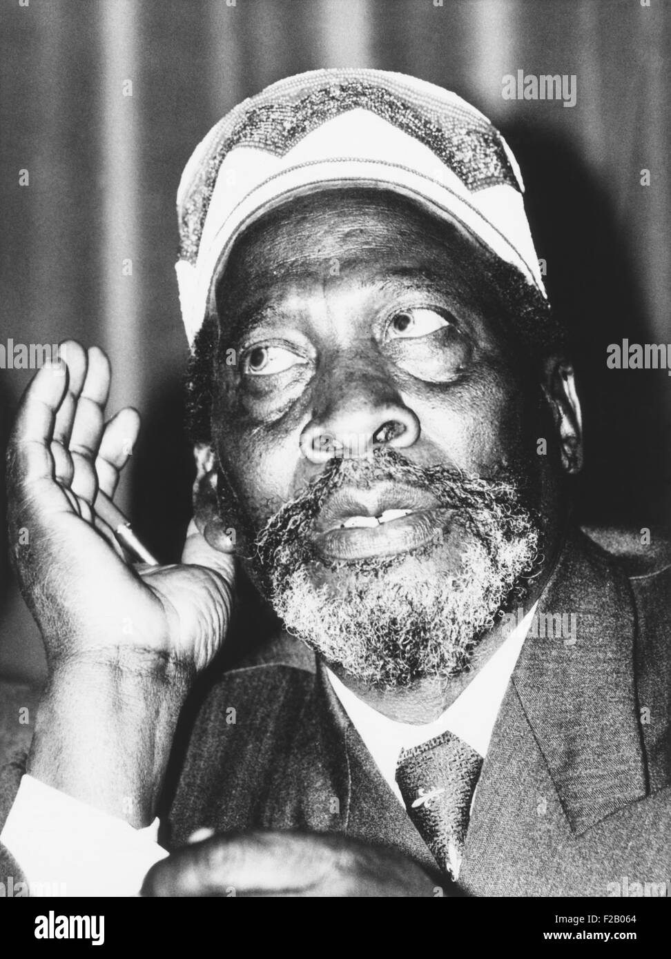 Jomo Kenyatta, keniota leader nazionalista in occasione di una conferenza stampa a Londra, nov. 8, 1961. Nel 1962 mentre ancora governata dalla Gran Bretagna, Kenya stabilito all'interno del governo con la Kenyatta come suo primo presidente. Mentre la Kenyatta fu dei Kikuyu (Gikuyu) tribù, indossava un bordato Luo tribal hat. Originariamente indossato da solo da uomini della tribù Luo, ma dopo l'indipendenza, è stato adottato da altri keniani. (CSU 2015 9 684) Foto Stock