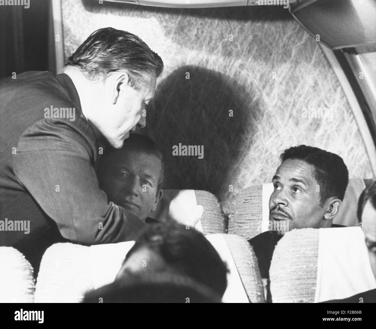 New York politici stato battenti di Martin Luther King Jr. funerali il 9 aprile 1968. Governatore Nelson Rockefeller (sinistra) parla con il sindaco di New York John Lindsay e Charles Kenyatta, leader di Harlem di Mau mau. New York's dirigenti eletti hanno partecipato memoriali con African American militanti dopo il MLK assassinio, parzialmente contribuendo alla NYC relativa tranquillità mentre altre città bruciate. (CSU 2015 9 681) Foto Stock