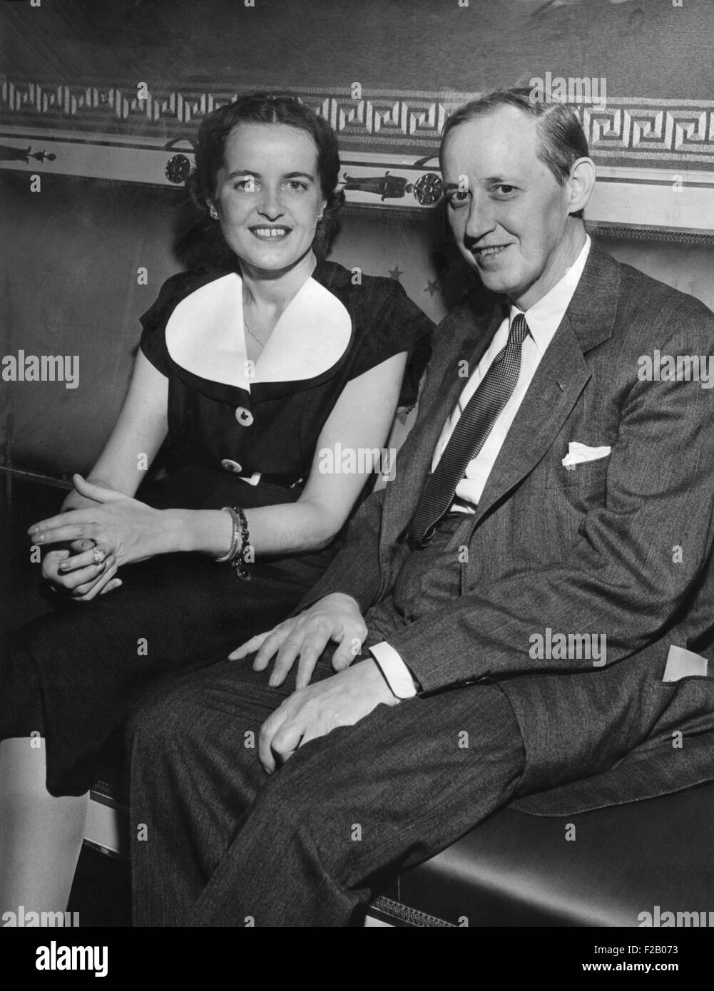 Harry Hopkins e il suo fidanzato, Louise Macy si sono sposati presso la Casa Bianca sulla luglio 30, 1942. Hopkin's era Franklin Roosevelt Assistente " Presidente " e lei era una New York Fashion editor. Per il primo anno del loro matrimonio hanno vissuto nella Casa Bianca con la vedova in precedenza Hopkins giovane figlia di Diana. (CSU 2015 9 1259) Foto Stock
