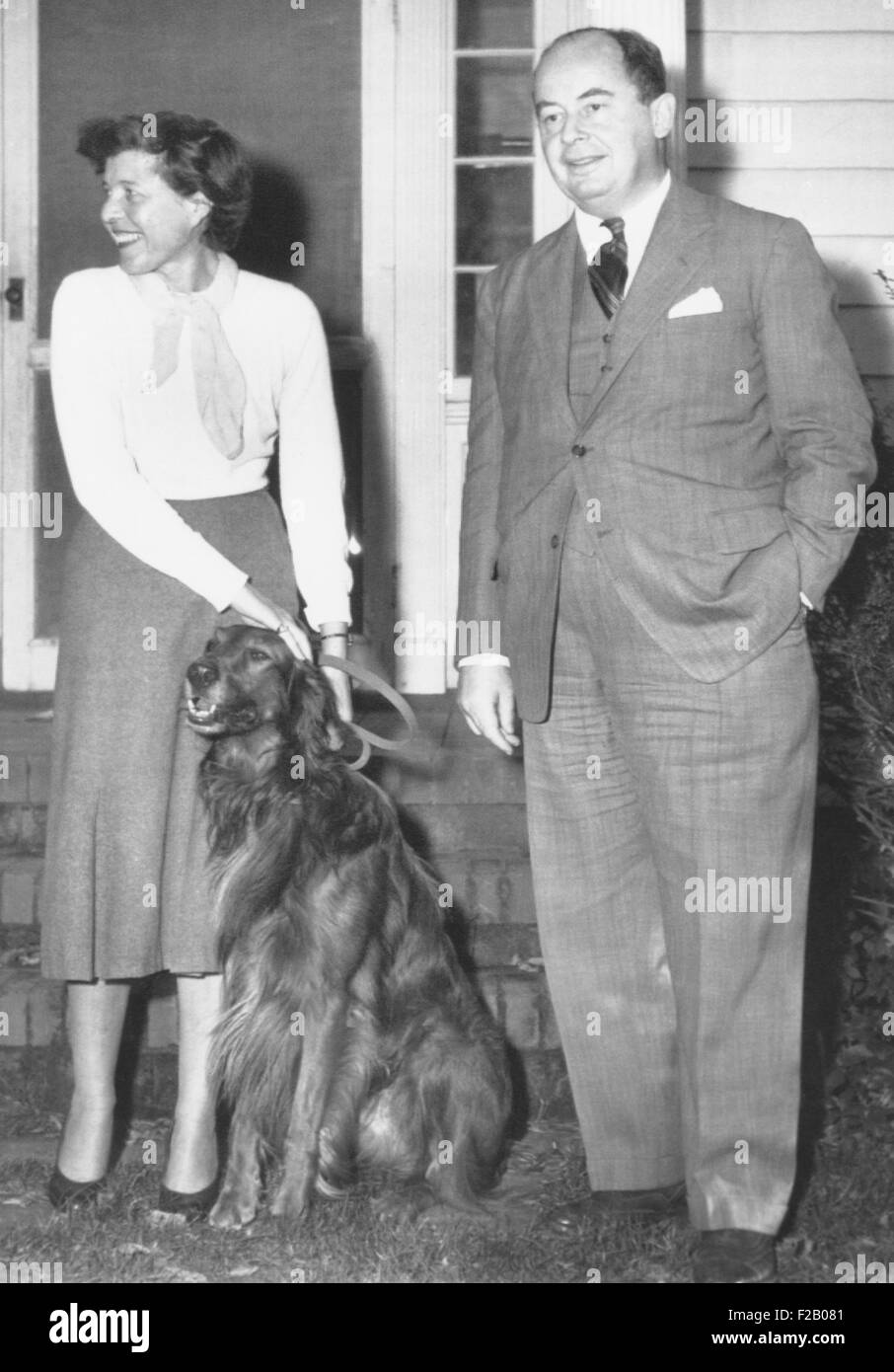 Il dott. John Von Neumann, sua moglie Clara e il loro cane "Inverse' a loro Princeton, N.J. home. Egli era sulla facoltà di Princeton dell'Istituto di Studi Avanzati. Ottobre 23, 1954 (CSU 2015 9 1163) Foto Stock